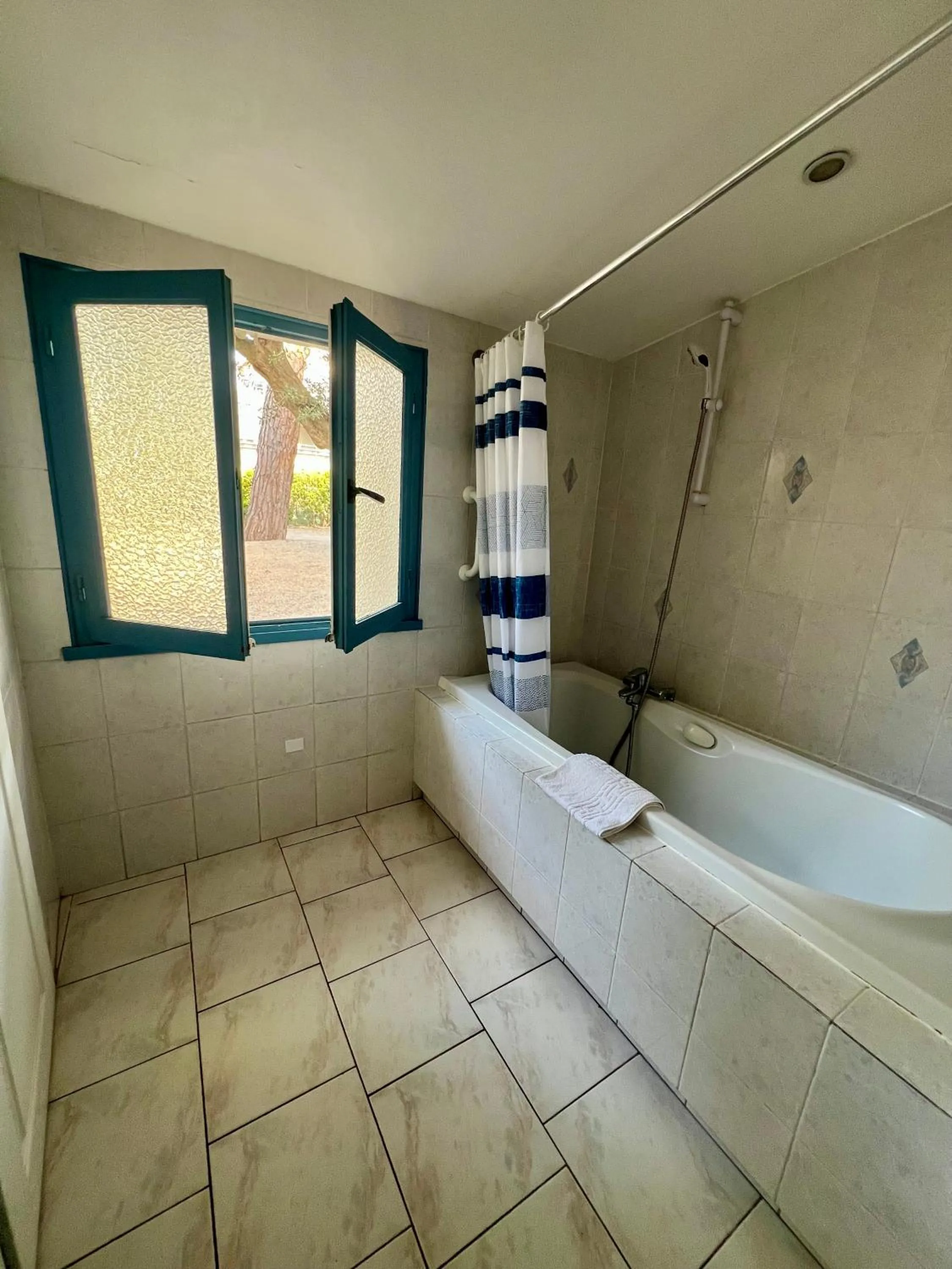 Bath in Hotel Le Ponteil