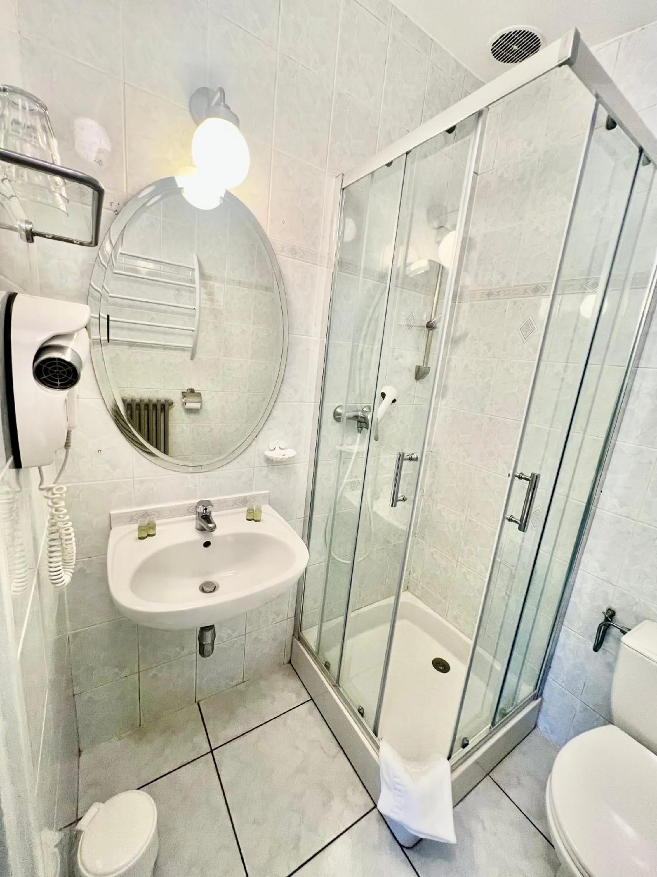 Shower in Hotel Le Ponteil