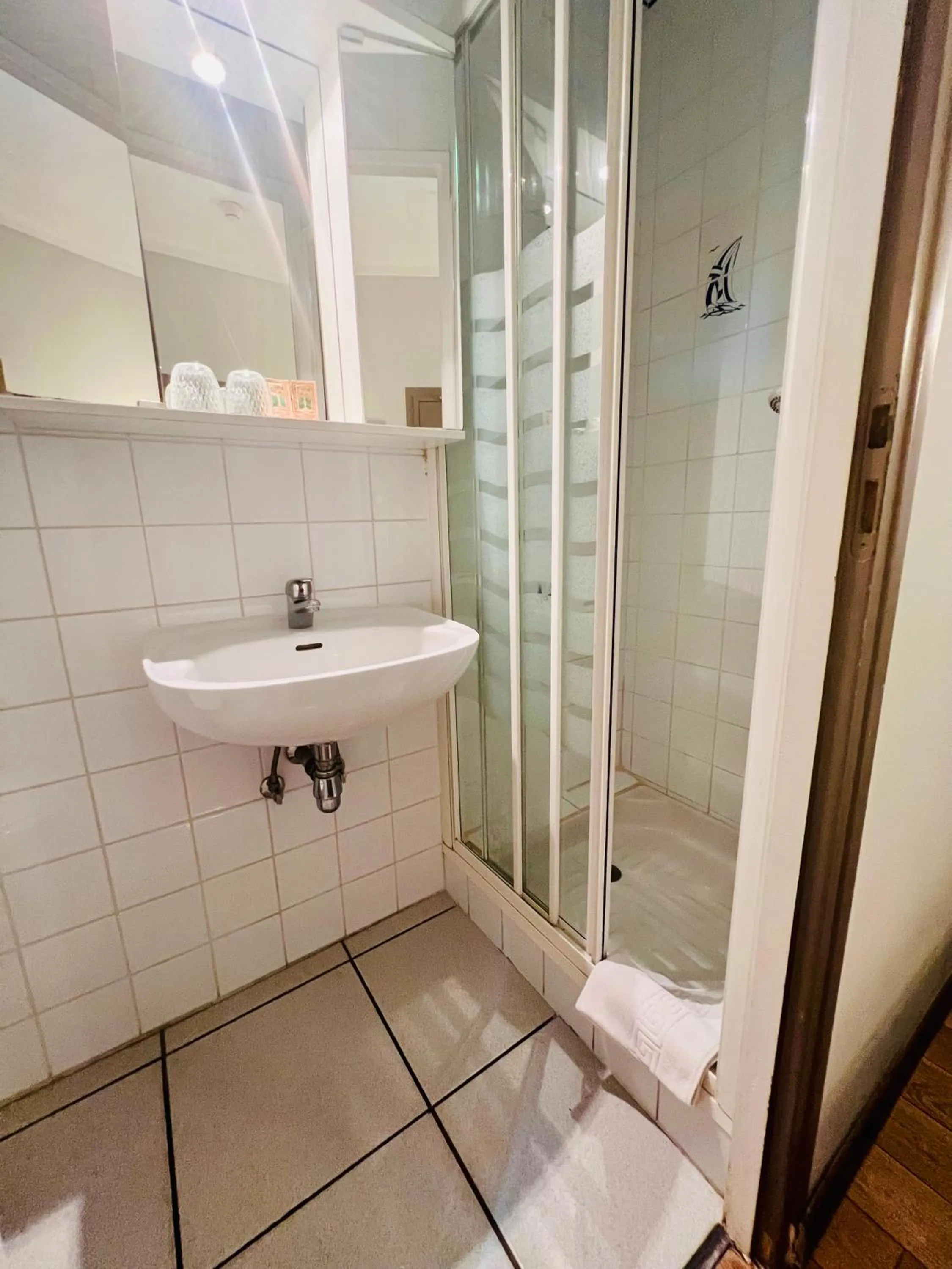 Shower in Hotel Le Ponteil