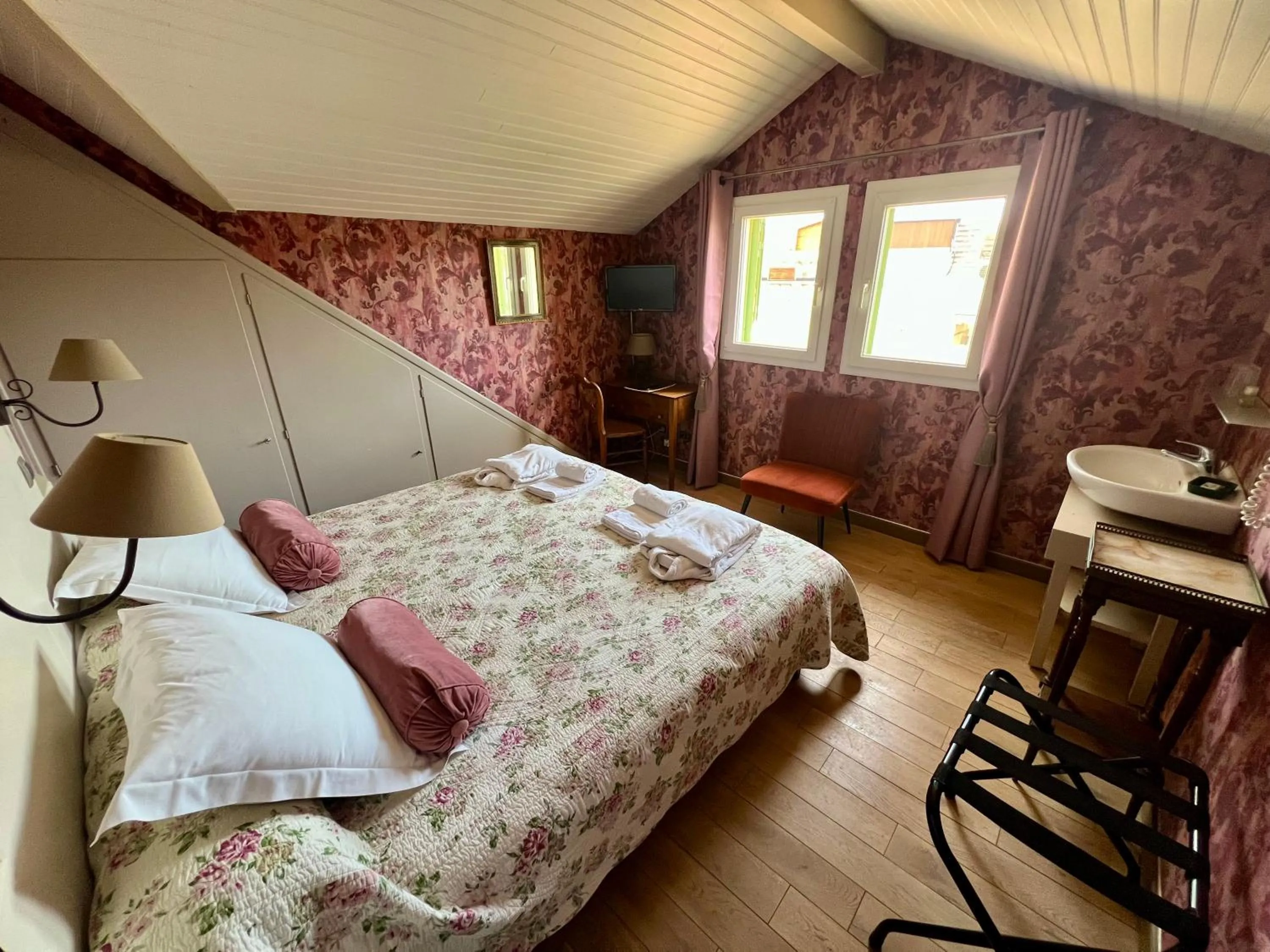 Photo of the whole room, Bed in Hotel Le Ponteil