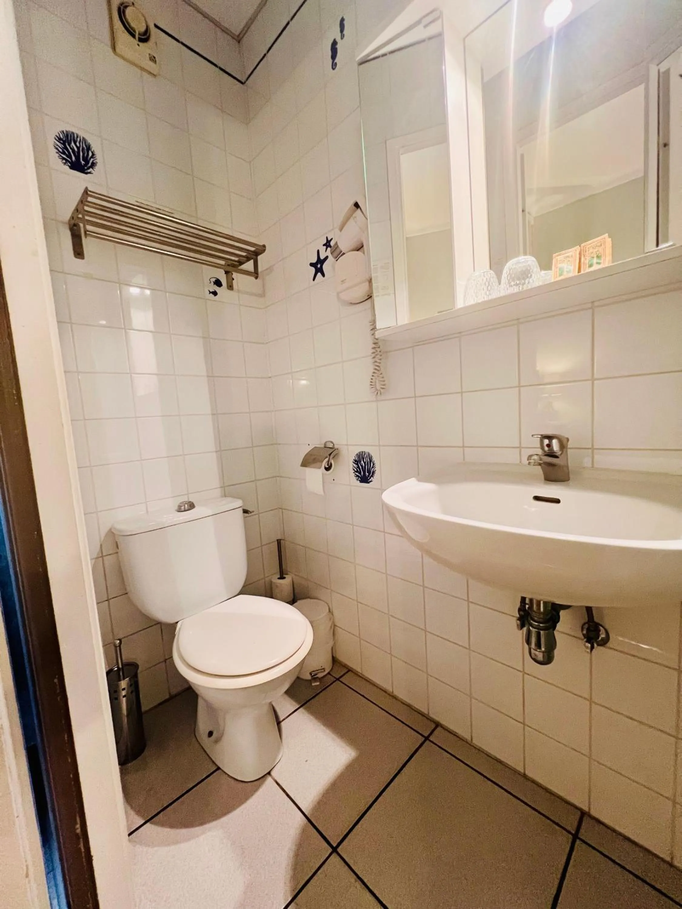 Toilet in Hotel Le Ponteil