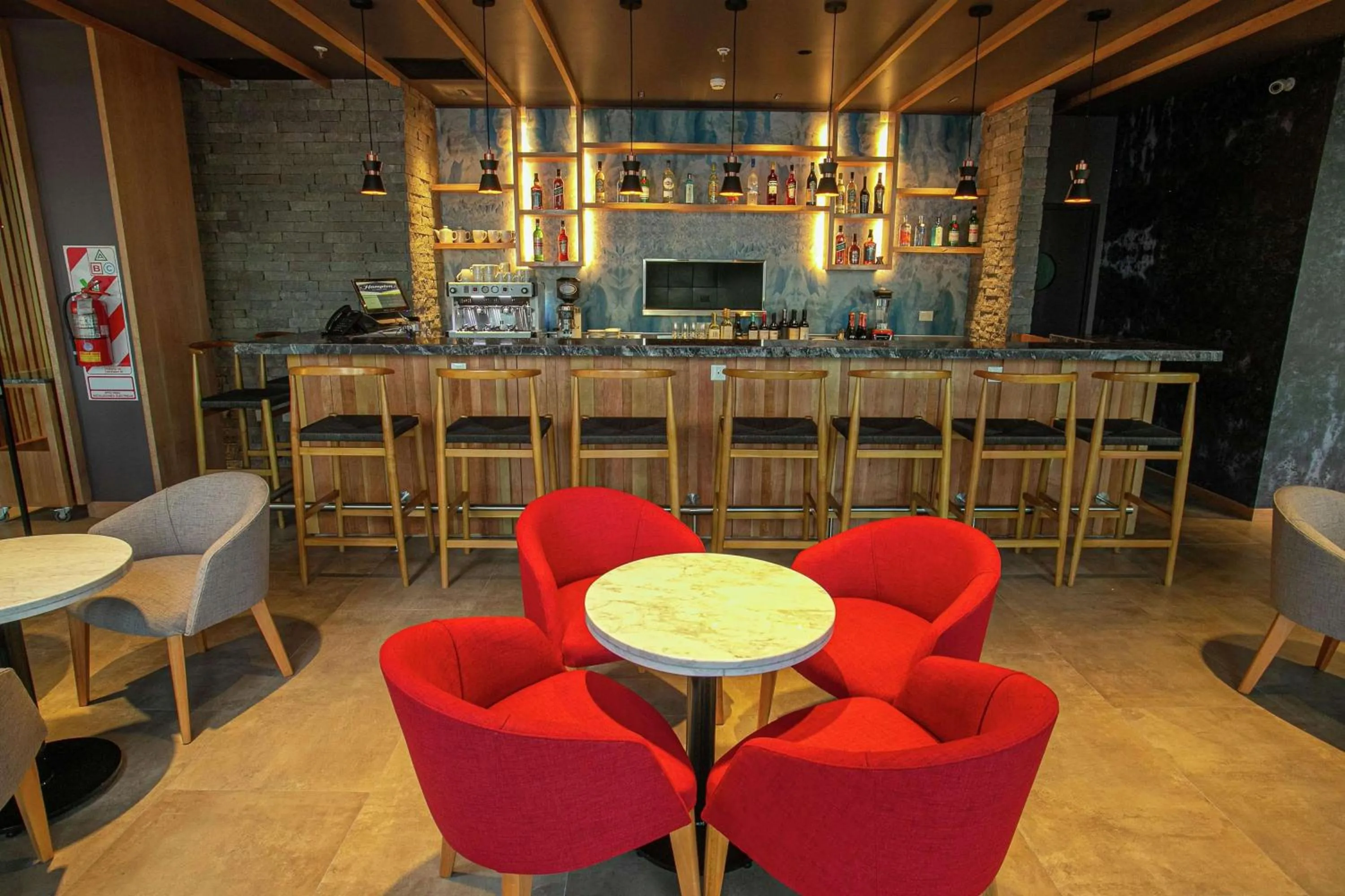 Lounge or bar in Hampton By Hilton Bariloche