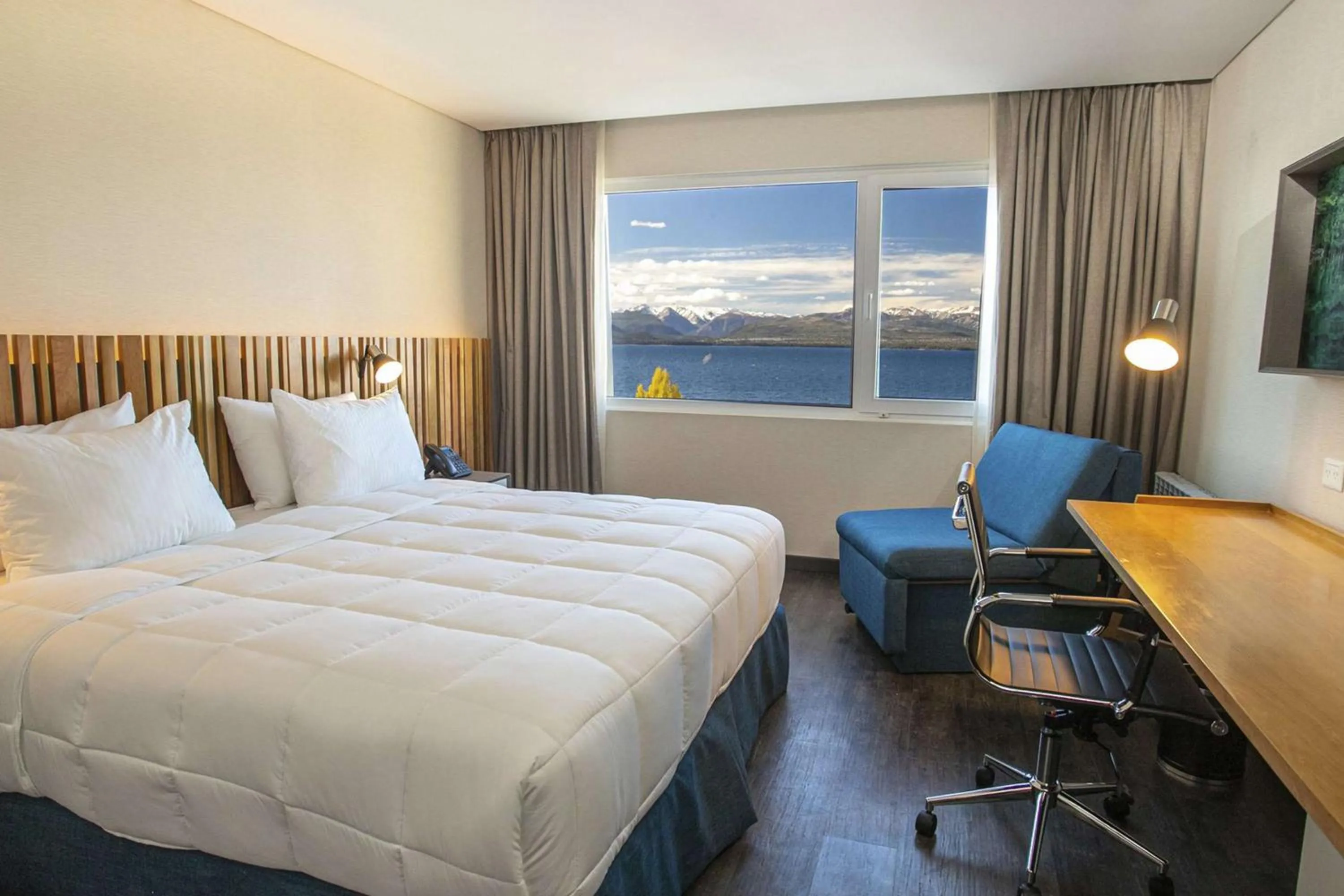 Bedroom, Bed in Hampton By Hilton Bariloche