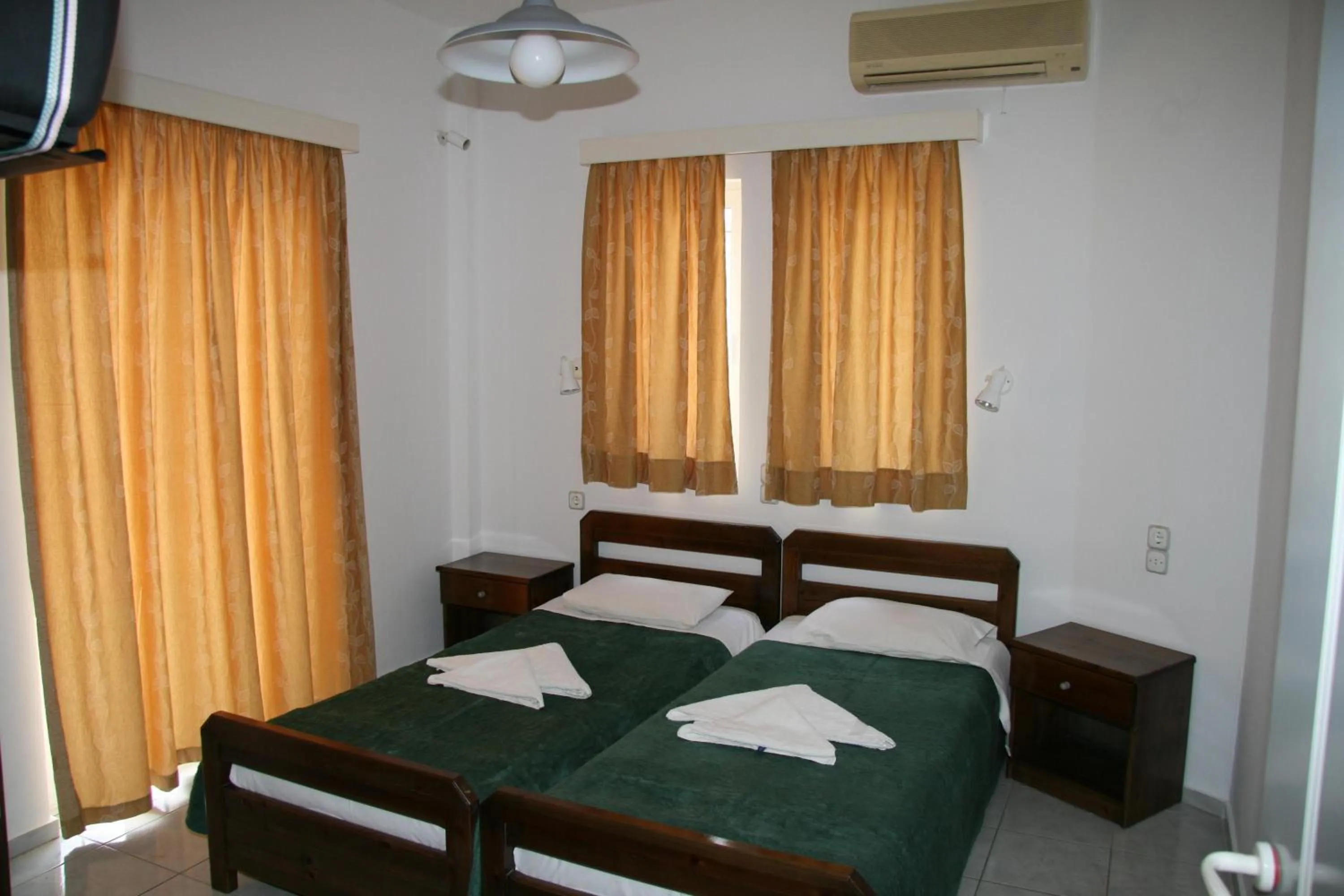 Bed in Litsa Mare Apartments