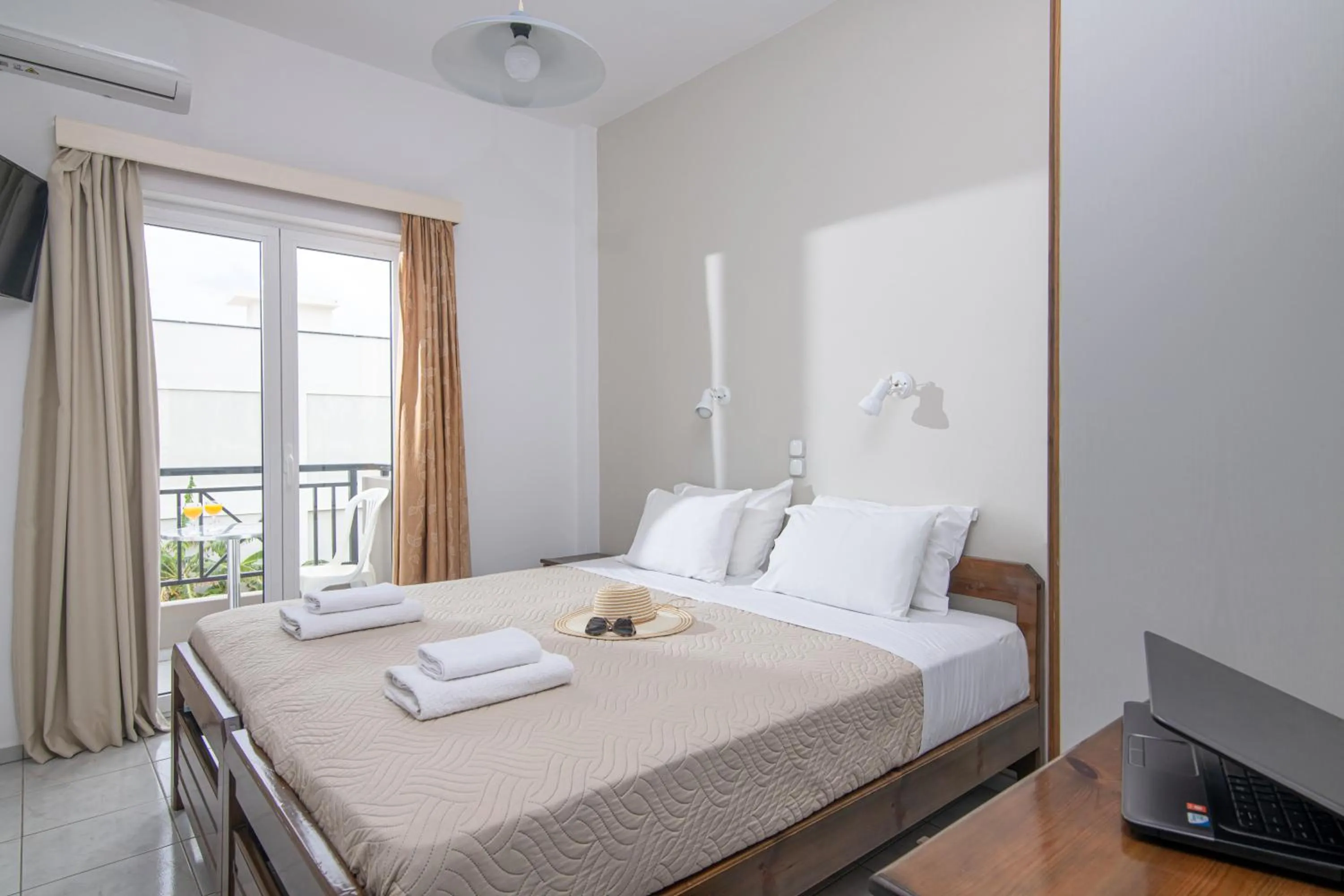 Bed in Litsa Mare Apartments