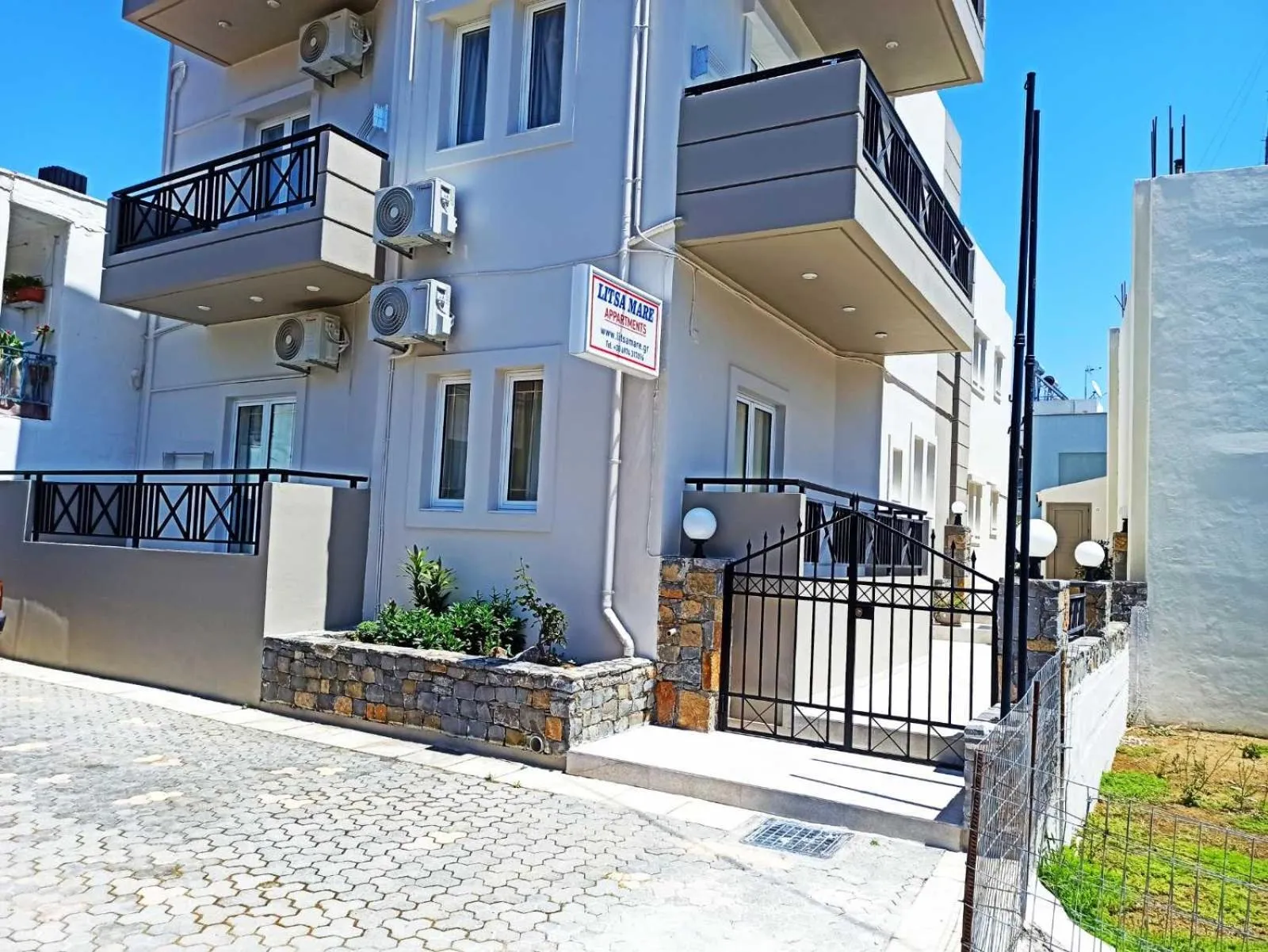Property building in Litsa Mare Apartments