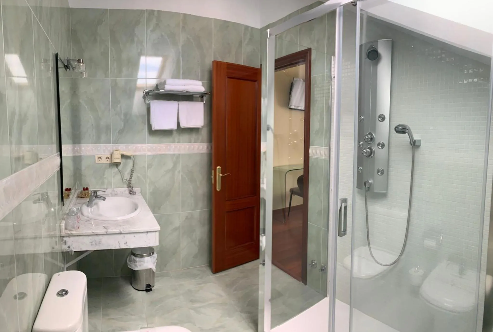 Shower in Hotel Verdemar