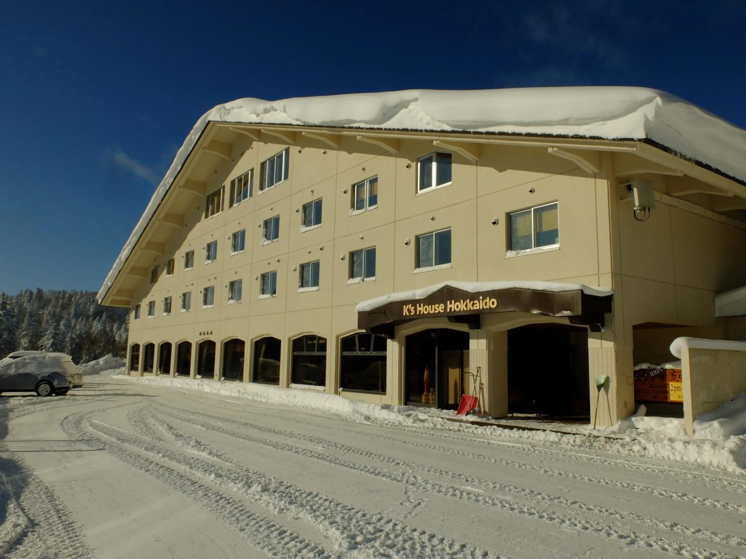 Property building in K's House Hokkaido - Asahidake Onsen Hostel