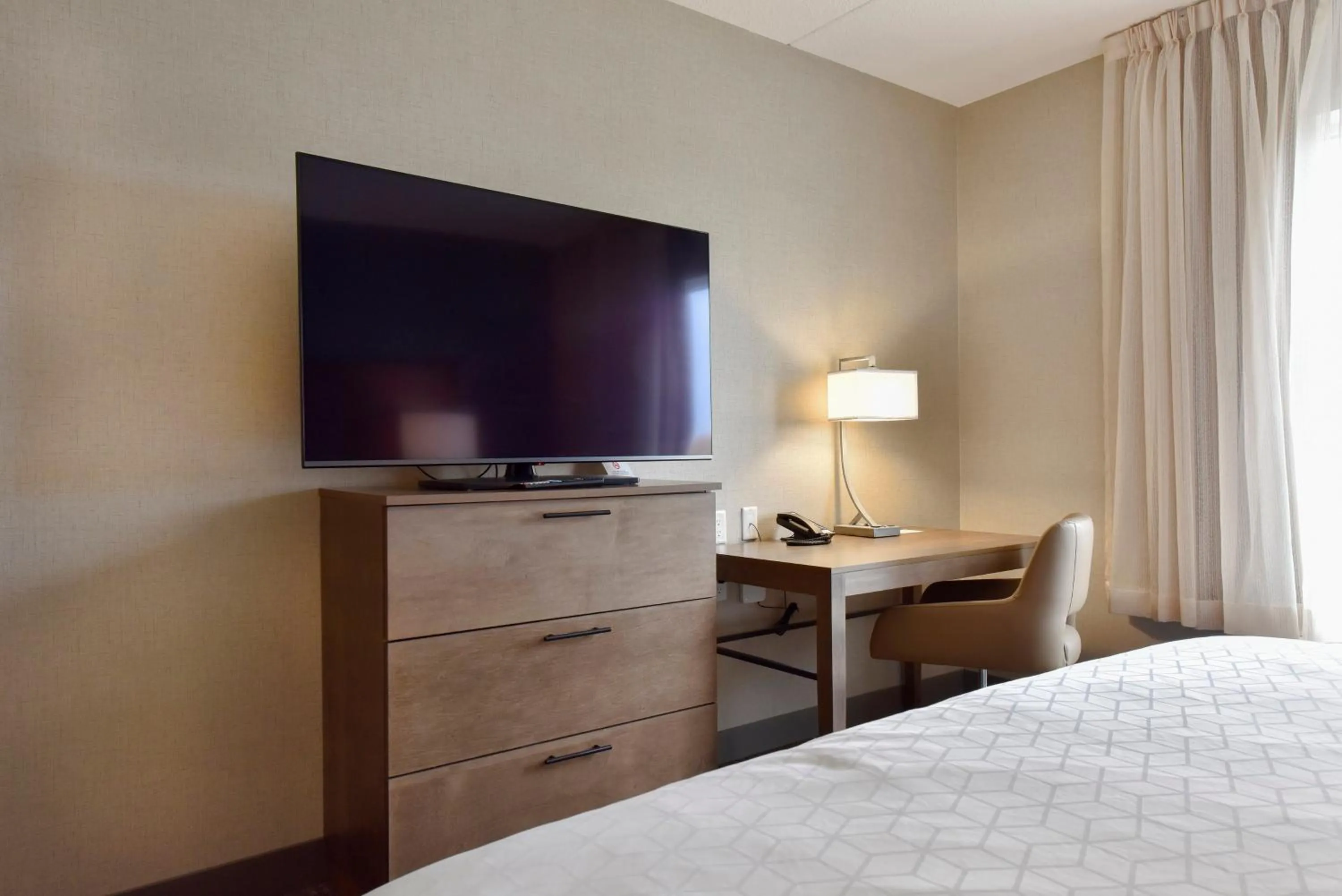Photo of the whole room, Bed in Staybridge Suites - Waterloo - St. Jacobs Area
