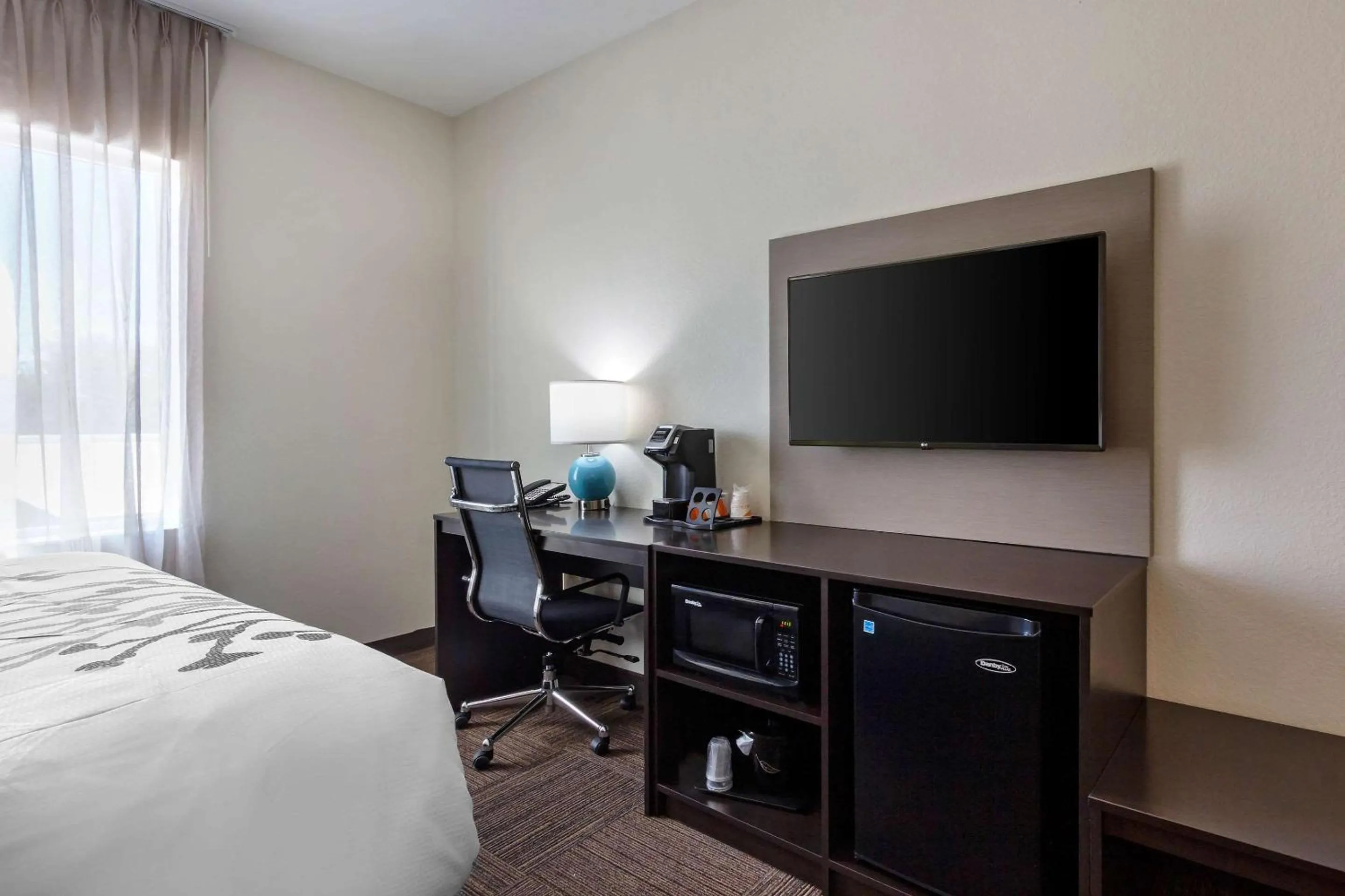 Photo of the whole room, Bed in Sleep Inn & Suites Tampa South