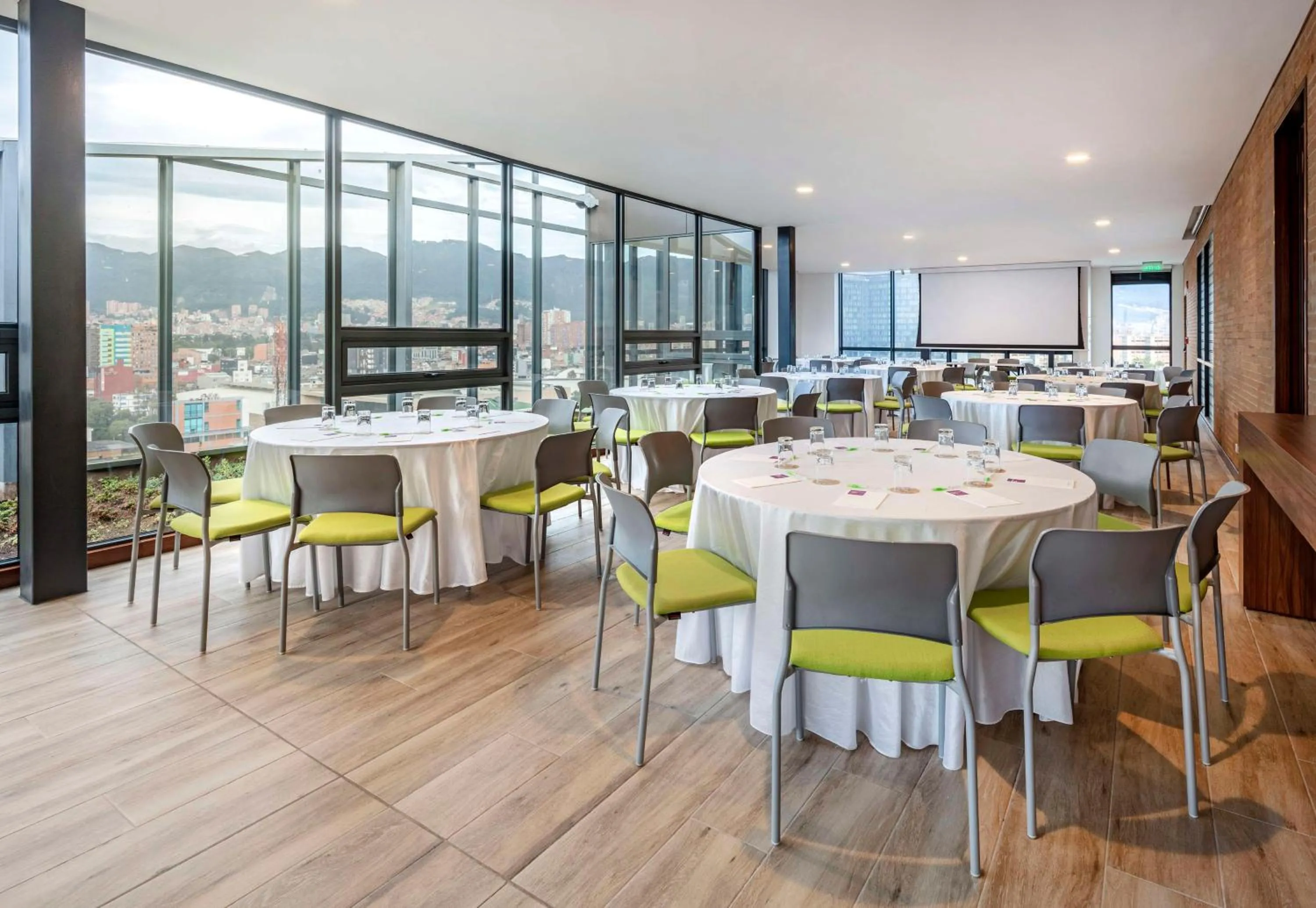 Restaurant/places to eat in Hyatt Place Bogota Convention Center