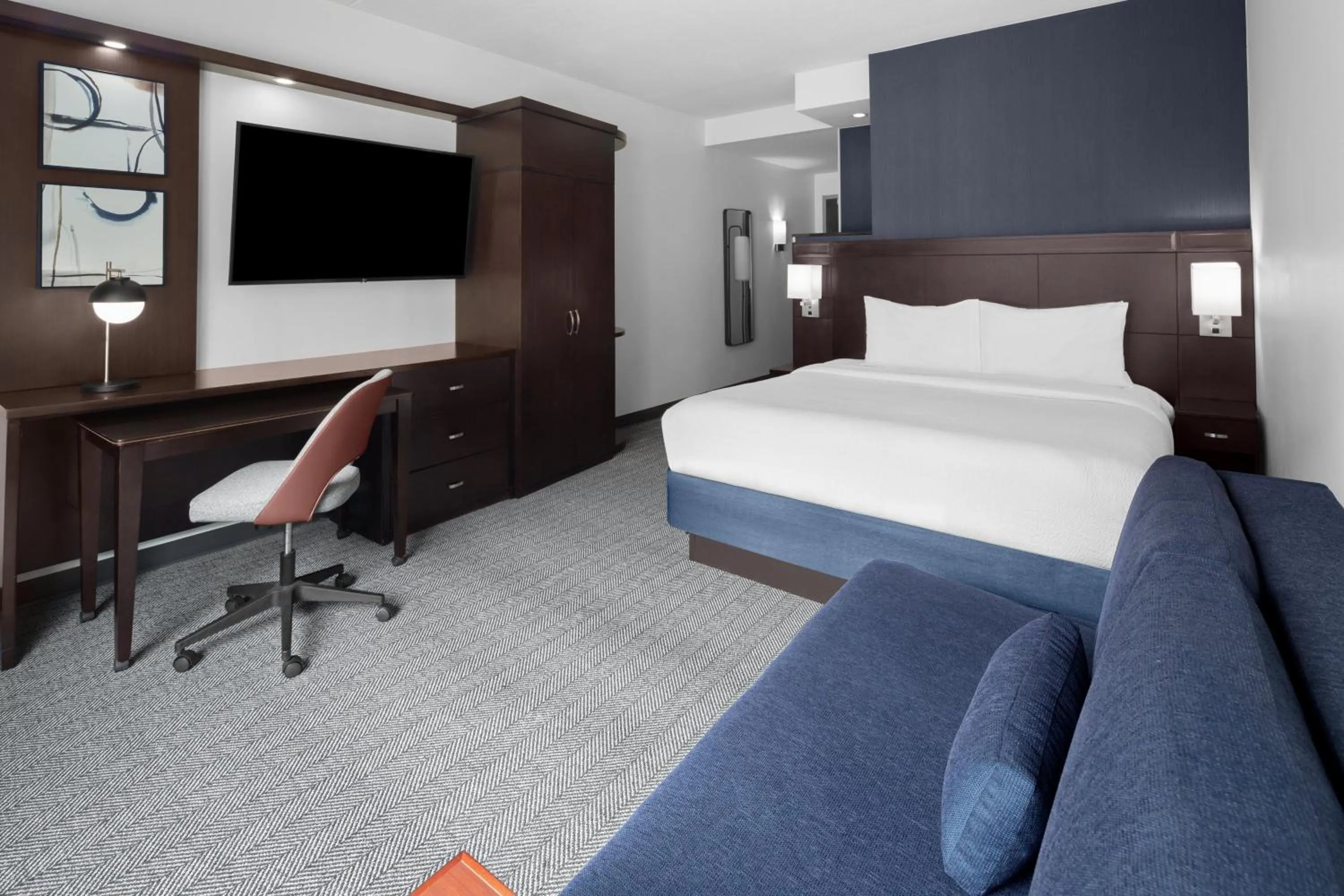 Photo of the whole room, Bed in Courtyard Cleveland University Circle