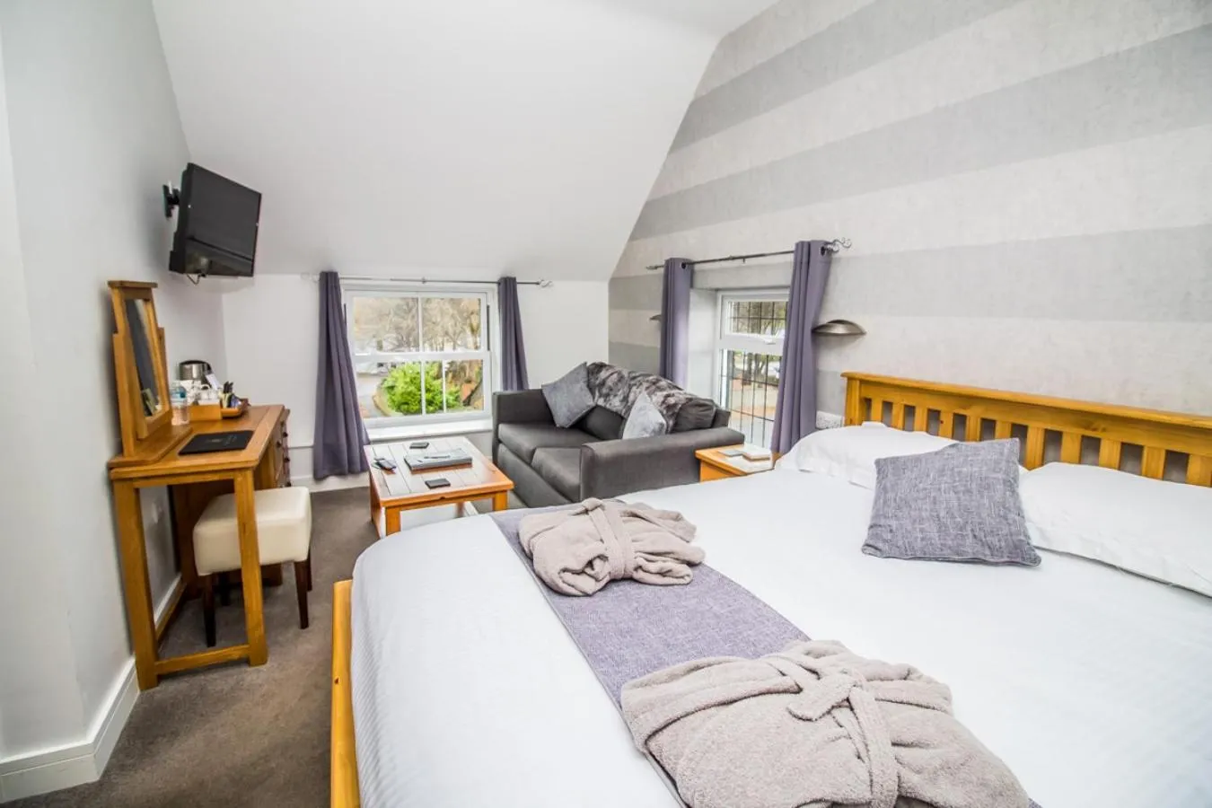 Bedroom, Bed in The Saxon Inn