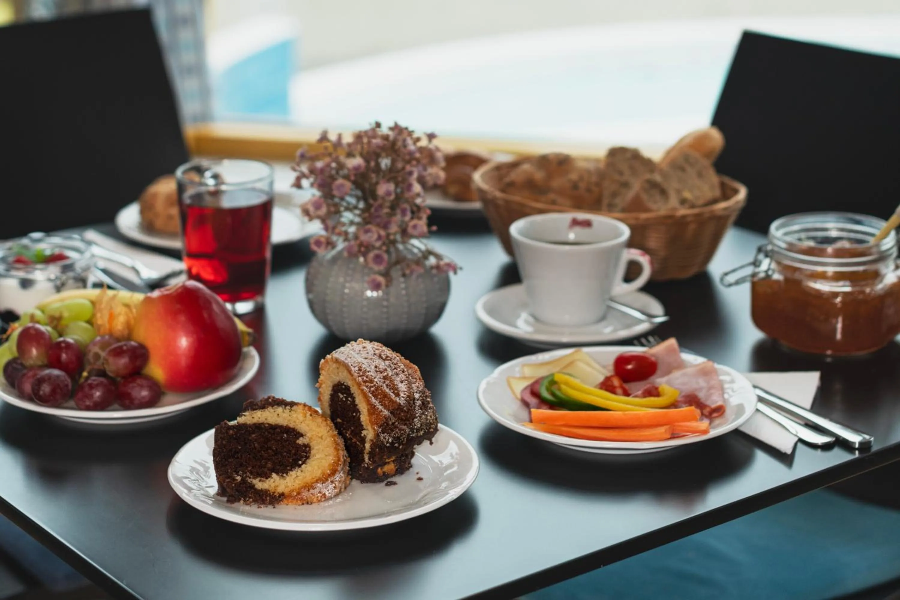 Restaurant/places to eat in Aqua Hotel