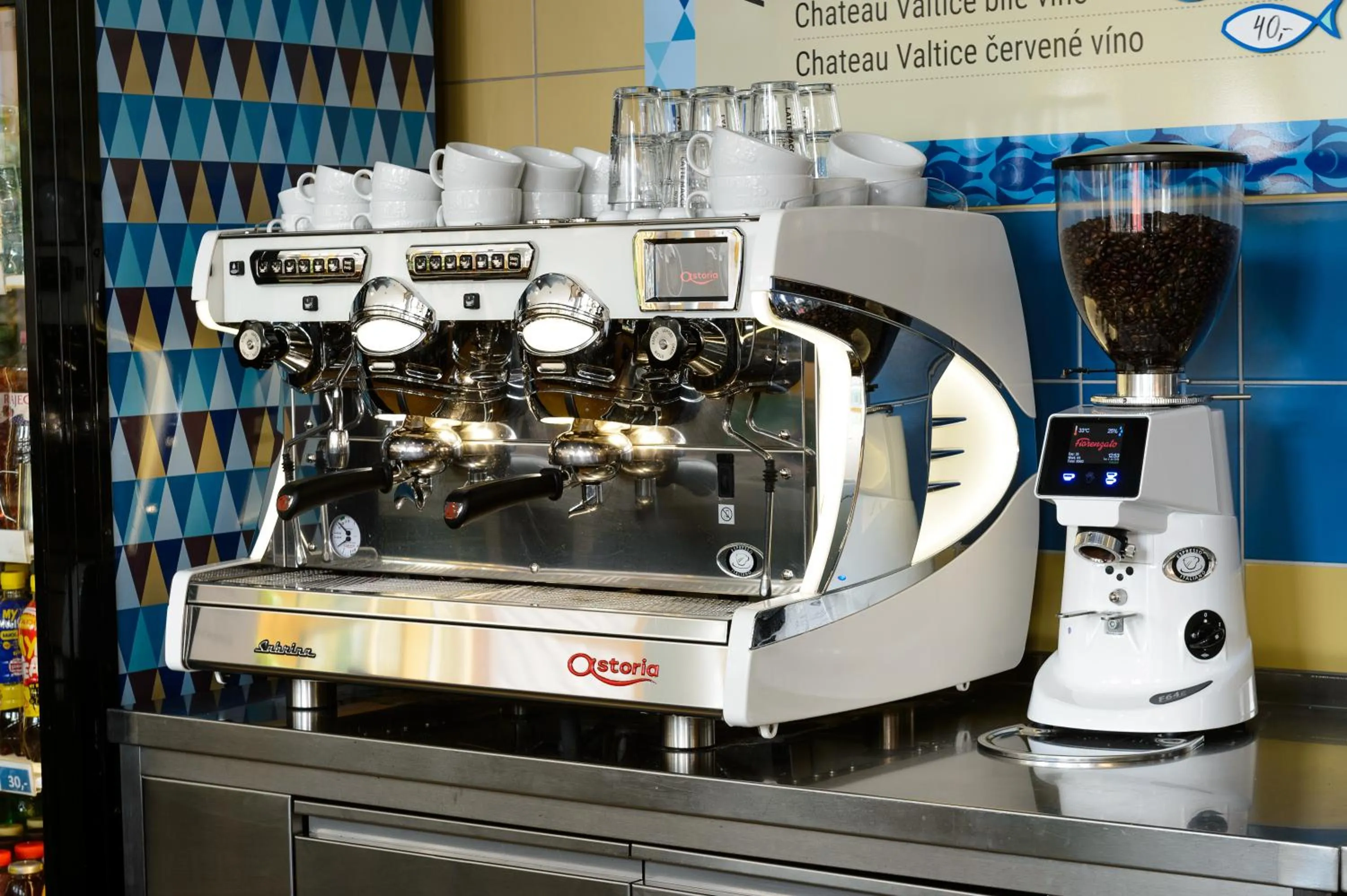 Restaurant/places to eat in Aqua Hotel