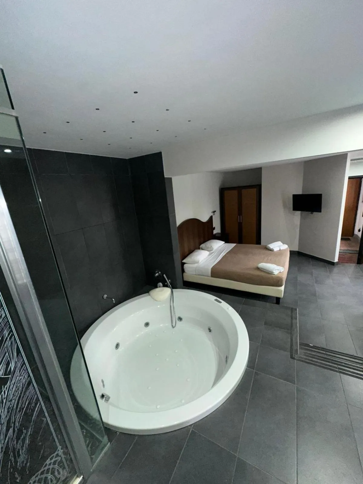 Hot Tub, Bed in taverna napoleone