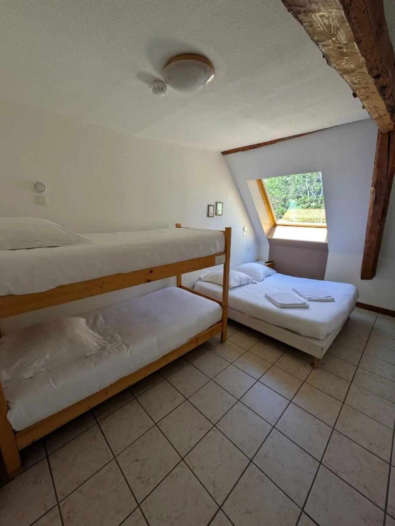 Photo of the whole room, Bed in Auberge de Pra-Loup