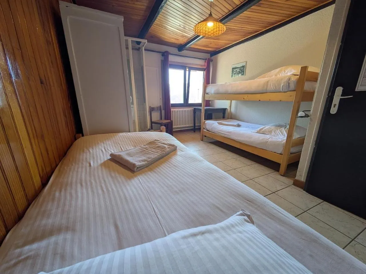 Photo of the whole room, Bed in Auberge de Pra-Loup