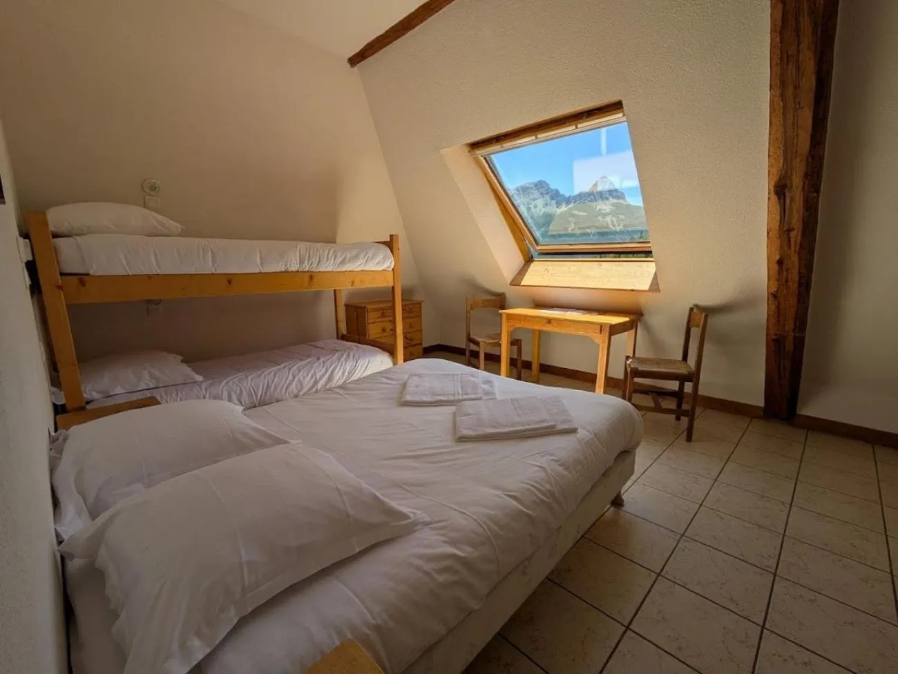 Photo of the whole room, Bed in Auberge de Pra-Loup
