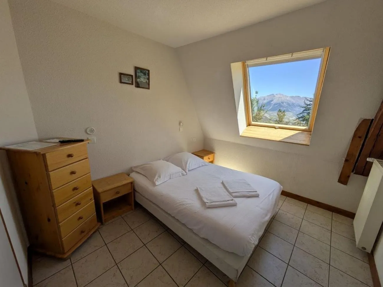 Photo of the whole room, Bed in Auberge de Pra-Loup