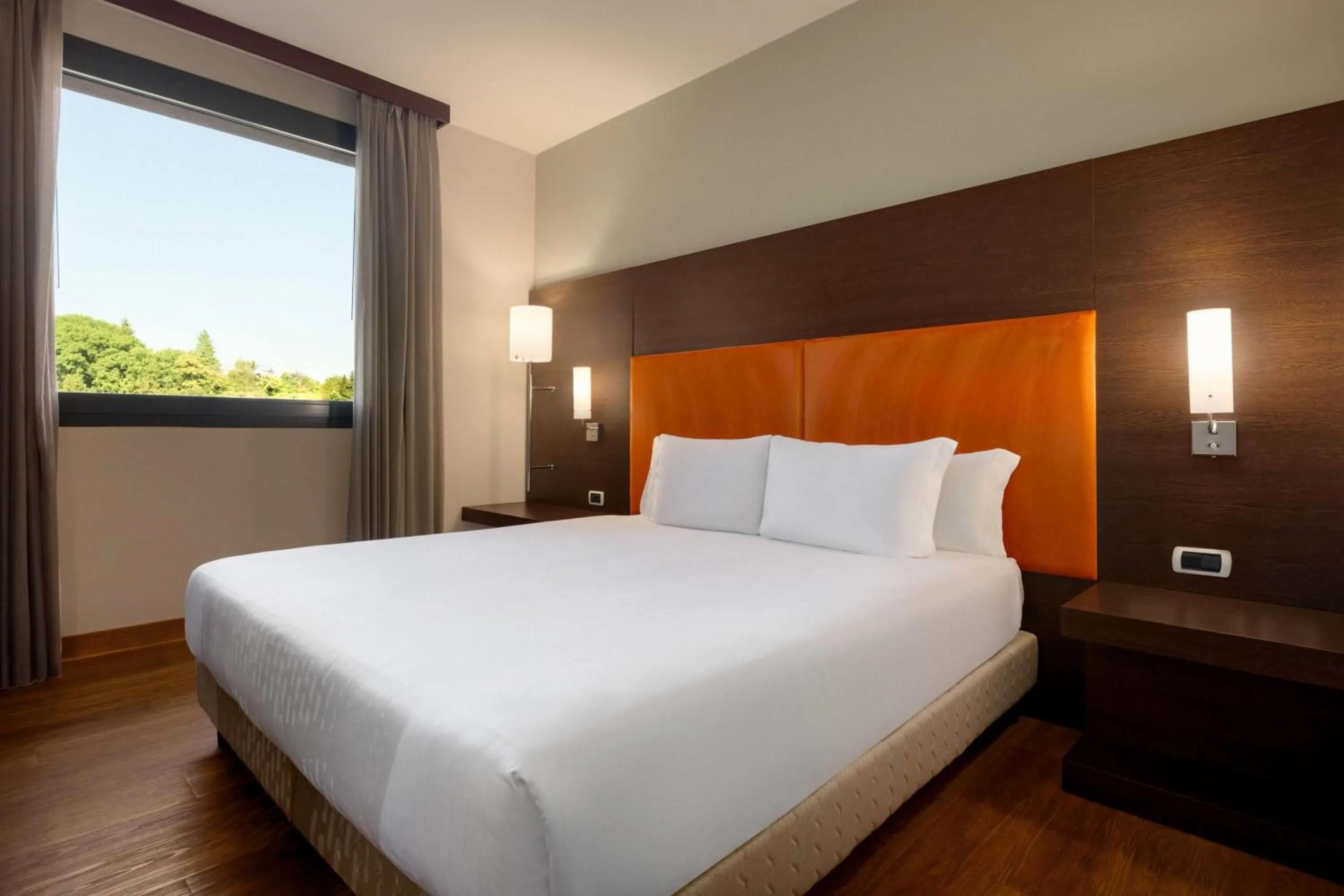 Photo of the whole room, Bed in Zeus Essence Dolce by Wyndham Milan Malpensa