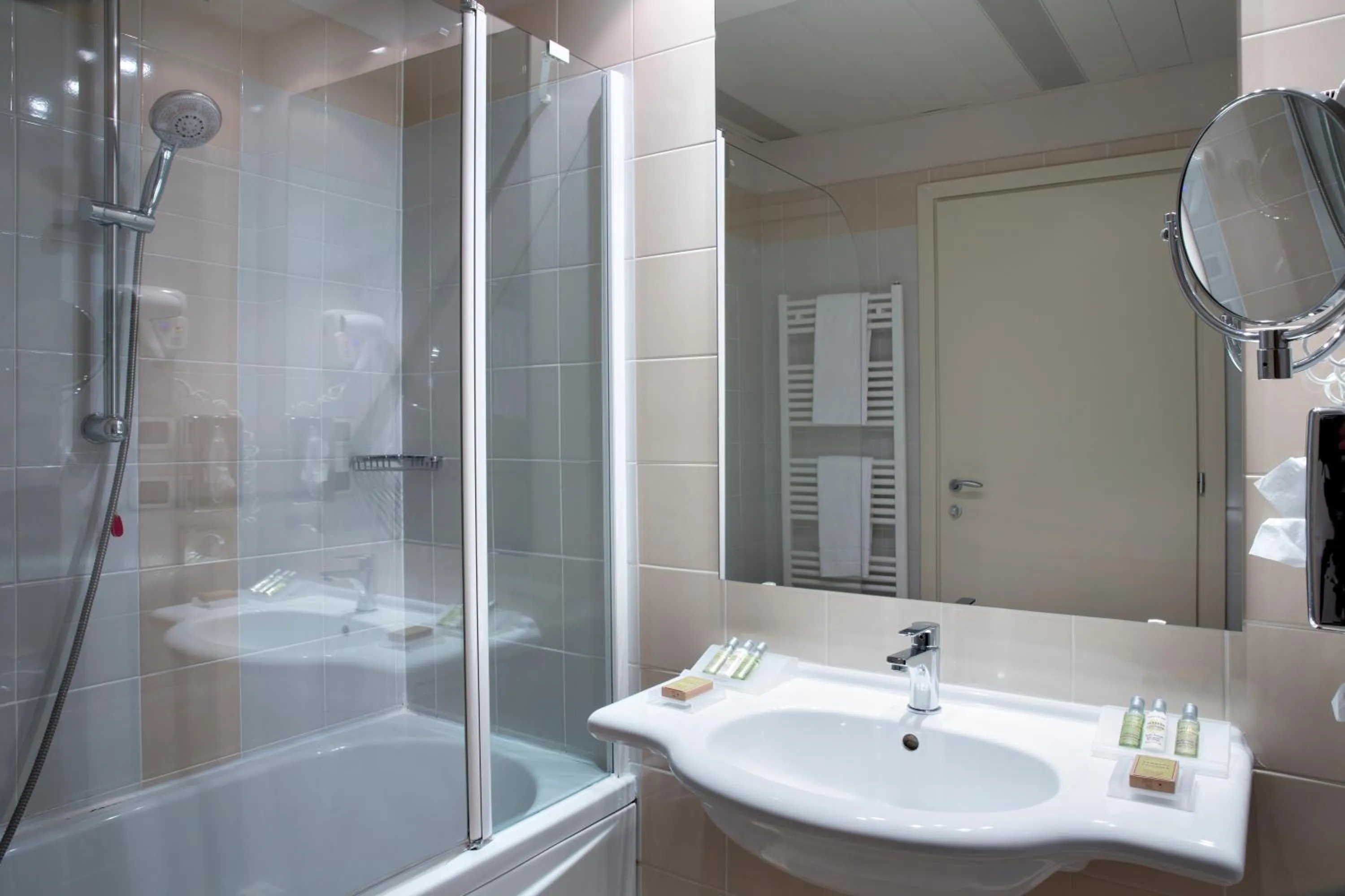 Bathroom in Zeus Essence Dolce by Wyndham Milan Malpensa