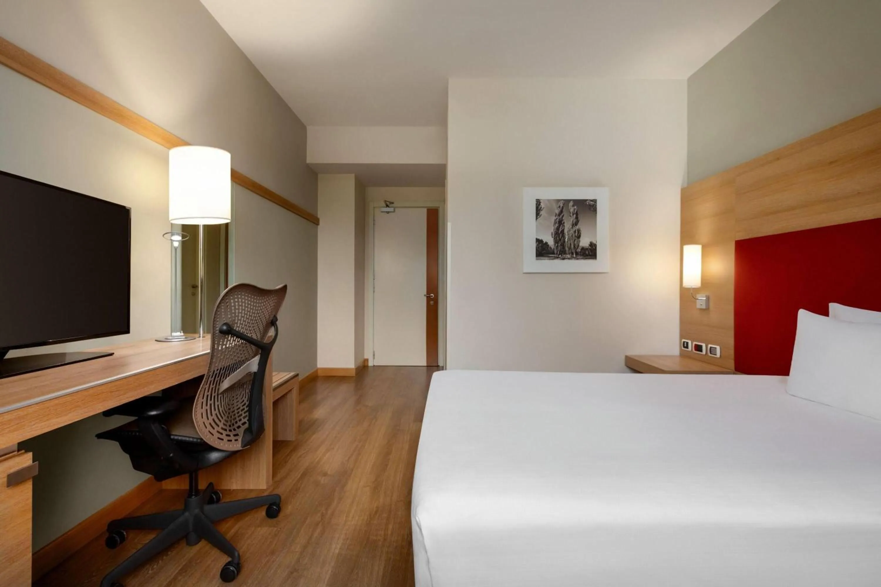 Photo of the whole room, Bed in Zeus Essence Dolce by Wyndham Milan Malpensa