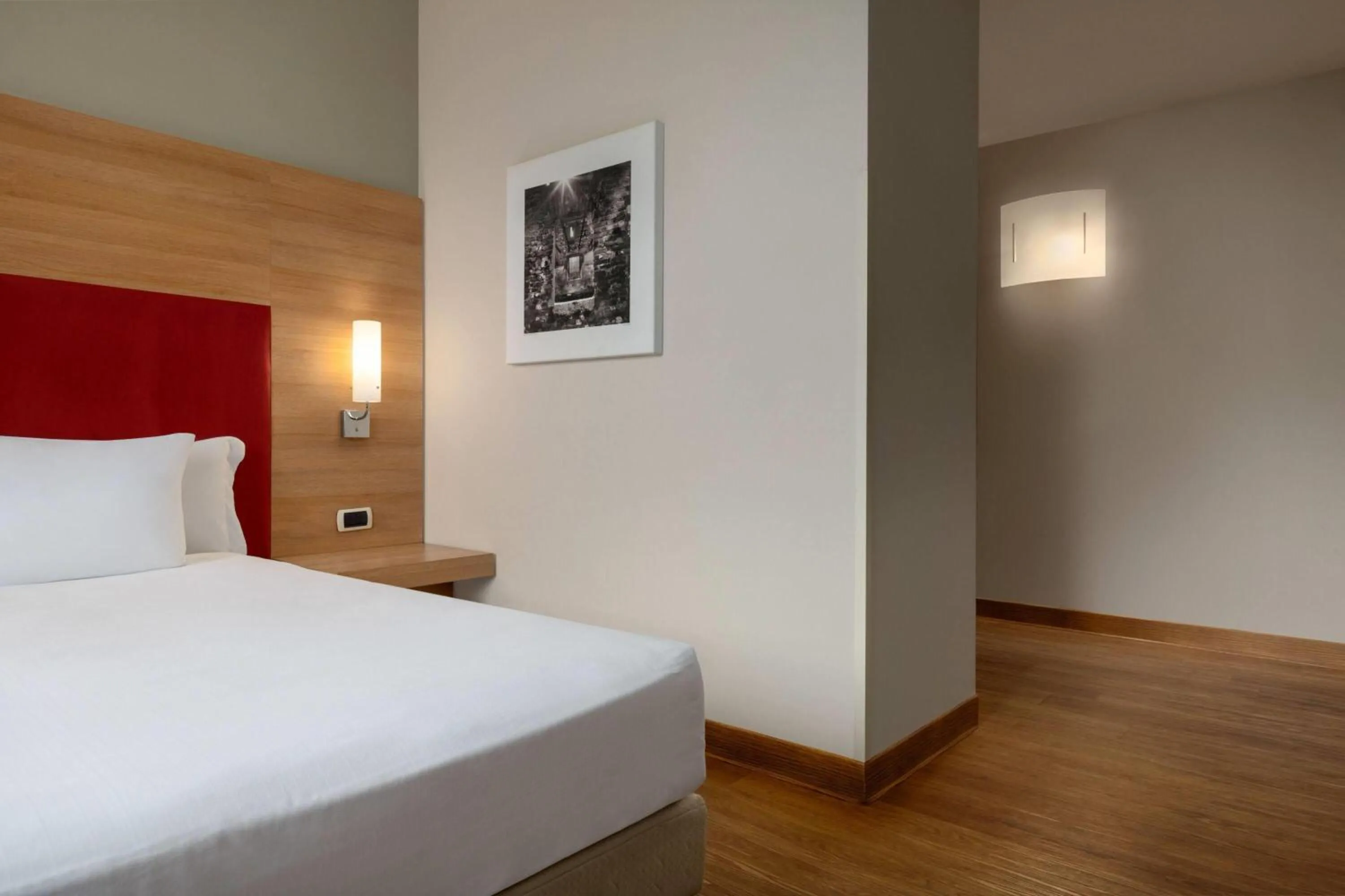 Photo of the whole room, Bed in Zeus Essence Dolce by Wyndham Milan Malpensa