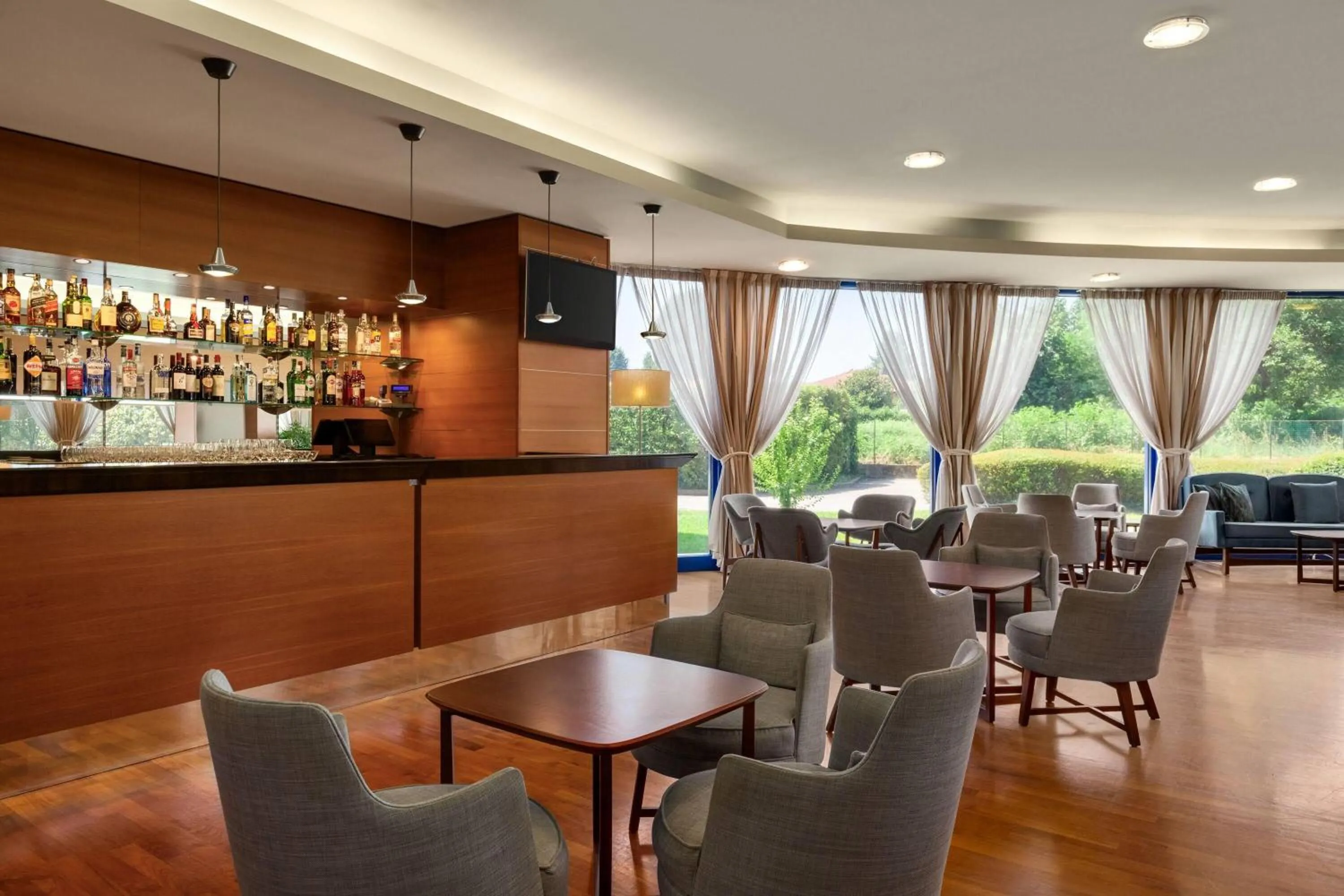Lounge or bar in Zeus Essence Dolce by Wyndham Milan Malpensa