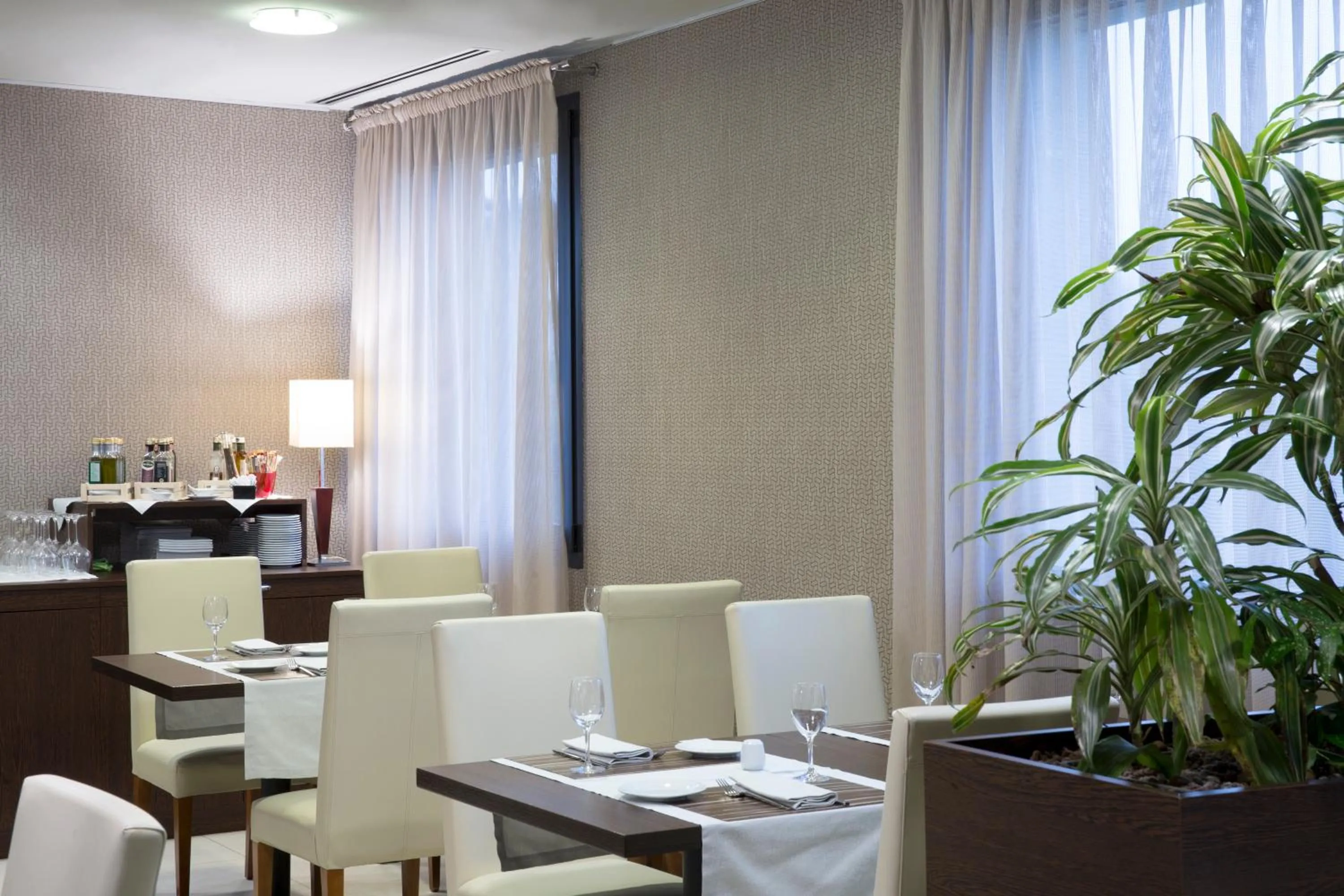 Restaurant/places to eat in Zeus Essence Dolce by Wyndham Milan Malpensa