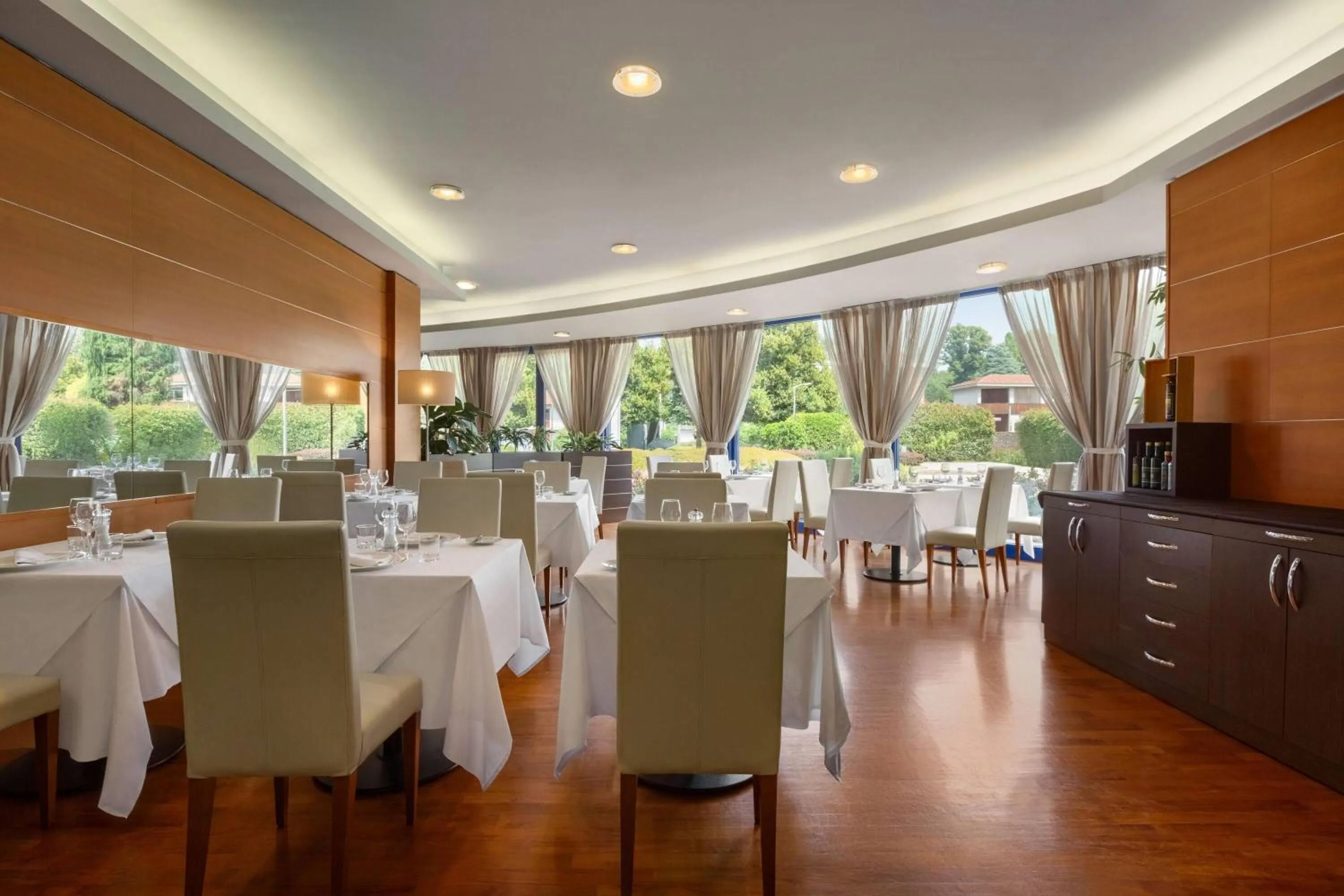 Restaurant/places to eat in Zeus Essence Dolce by Wyndham Milan Malpensa