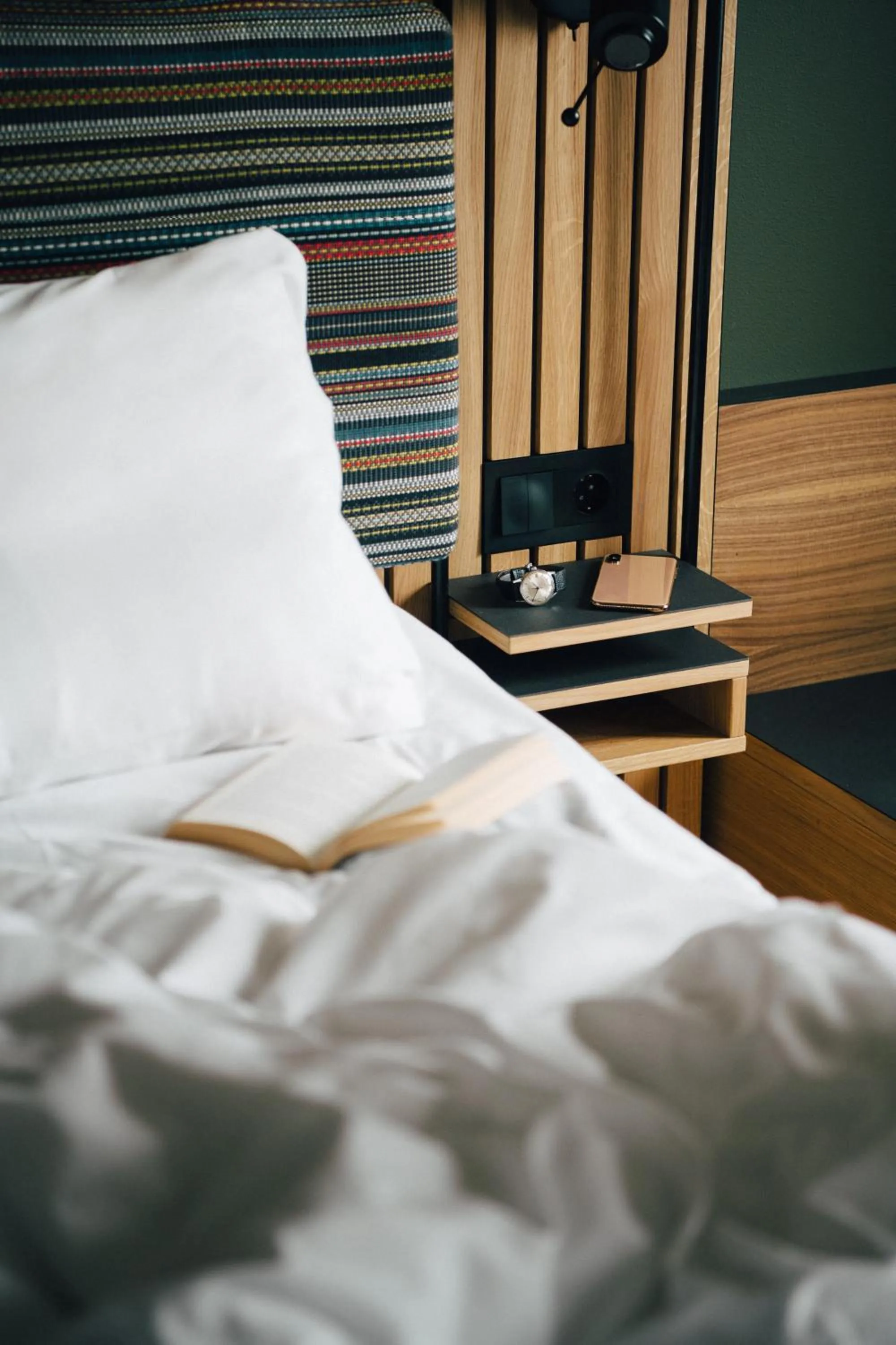 Property building, Bed in Comfort Hotel Arlanda Airport Terminal