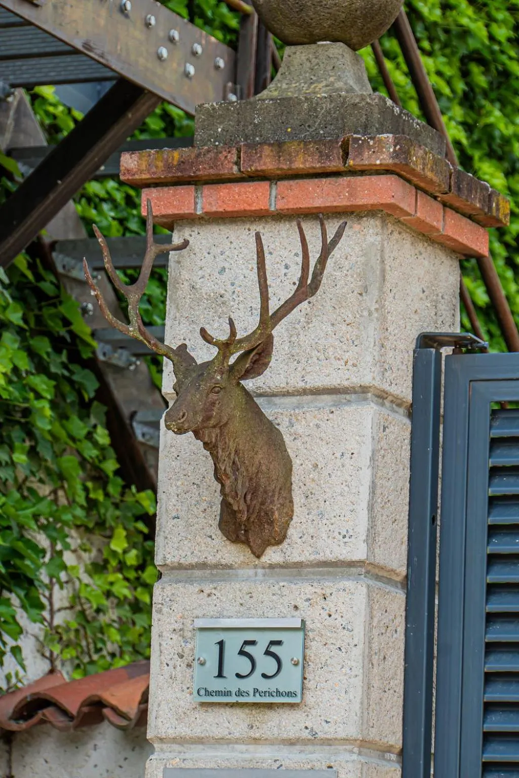 Facade/entrance in Chateau des Perichons
