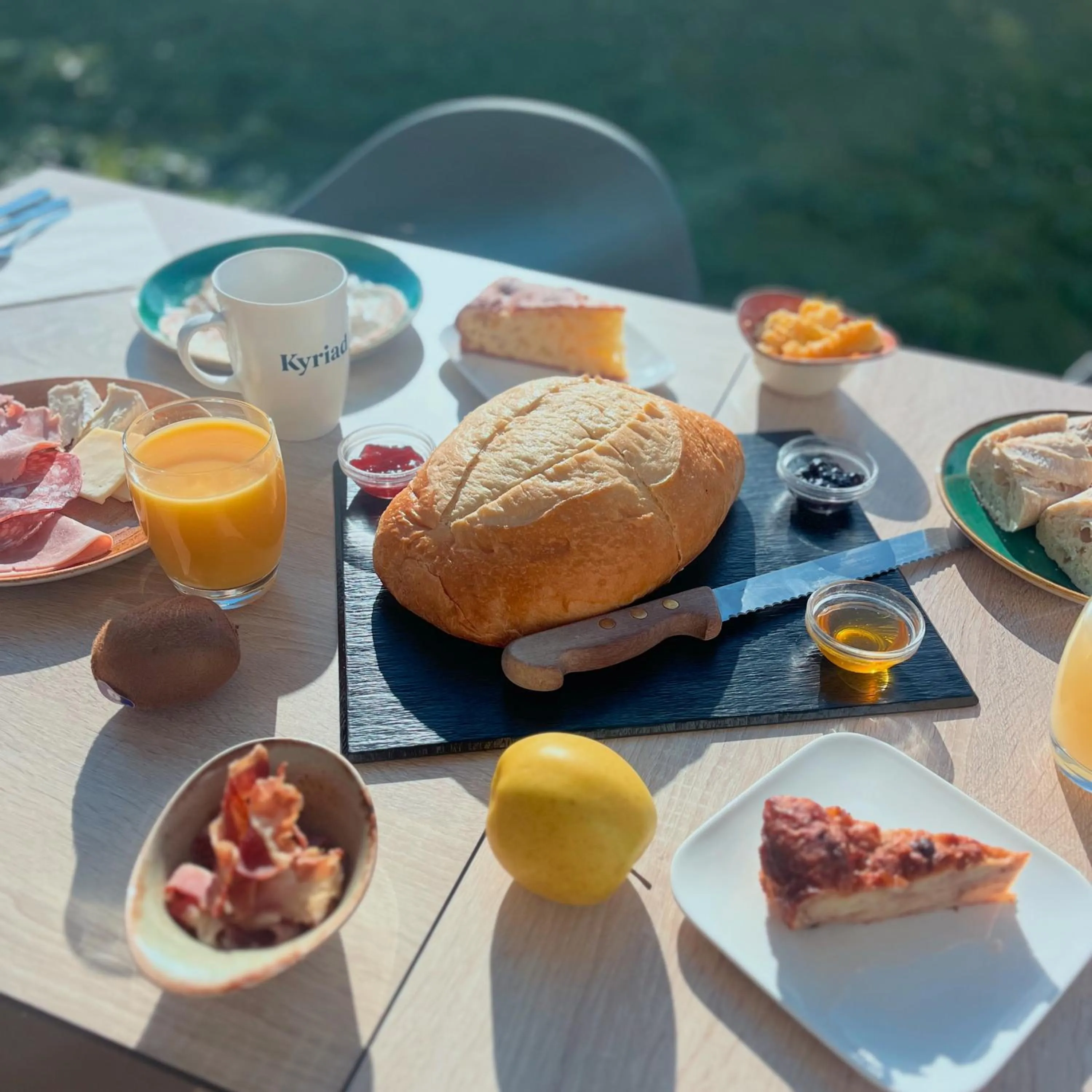Breakfast in Hôtel Kyriad La Rochelle Centre Ville