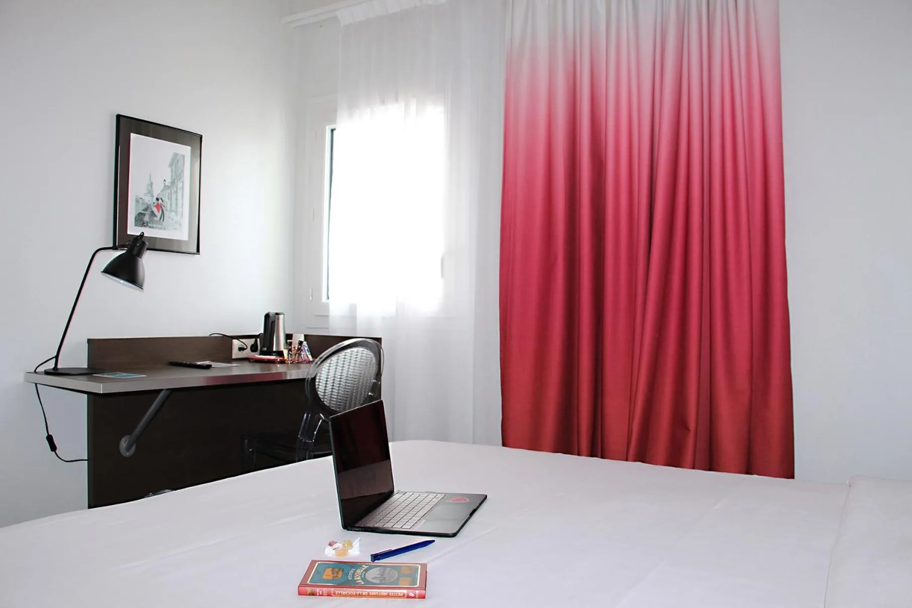 Bedroom, Bed in Hôtel Kyriad La Rochelle Centre Ville