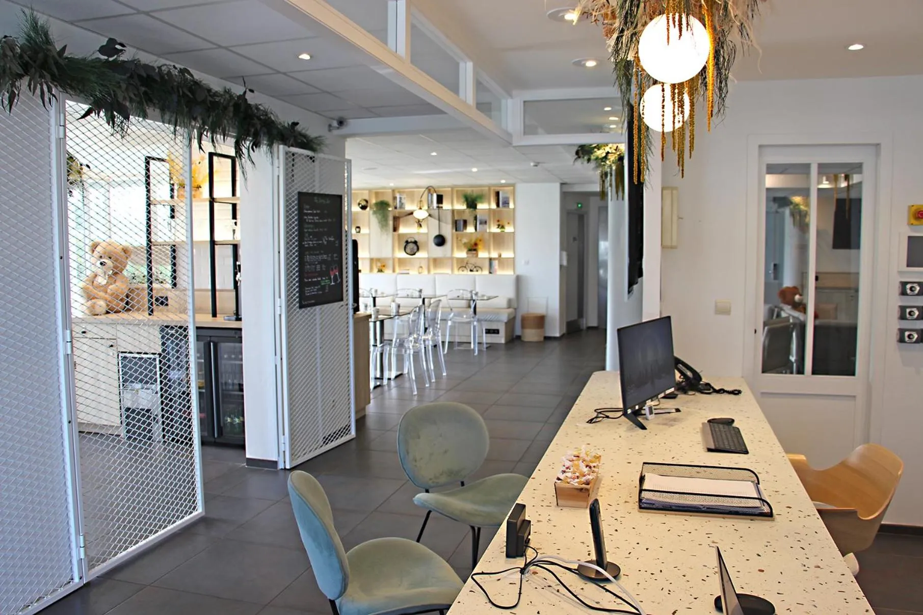 Lobby or reception in Hôtel Kyriad La Rochelle Centre Ville