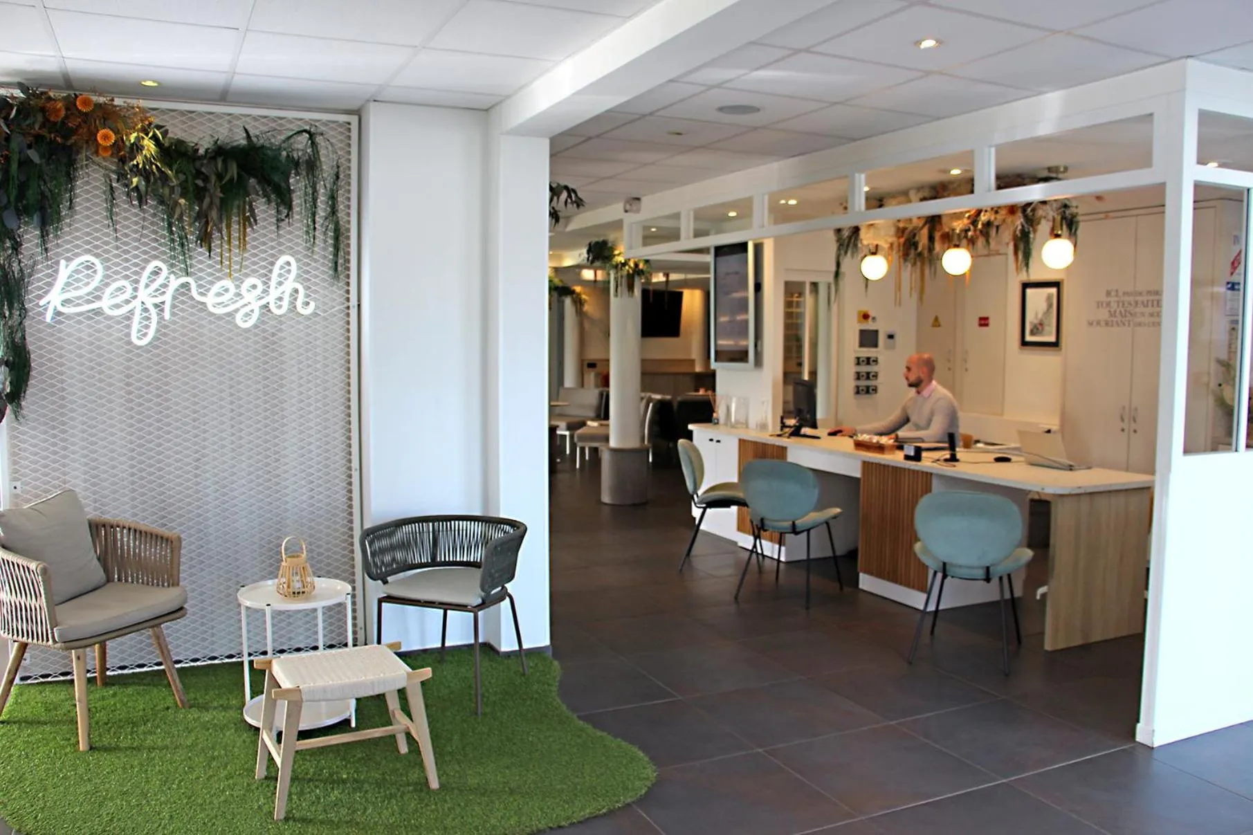 Lobby or reception in Hôtel Kyriad La Rochelle Centre Ville