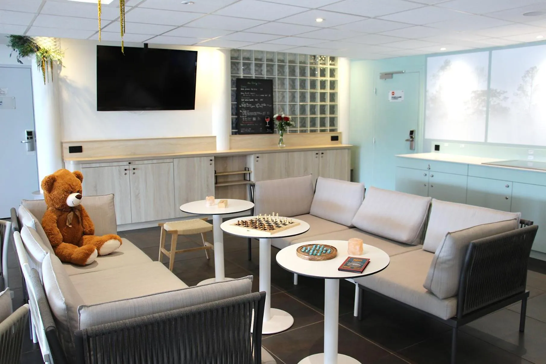 Communal lounge/ TV room in Hôtel Kyriad La Rochelle Centre Ville