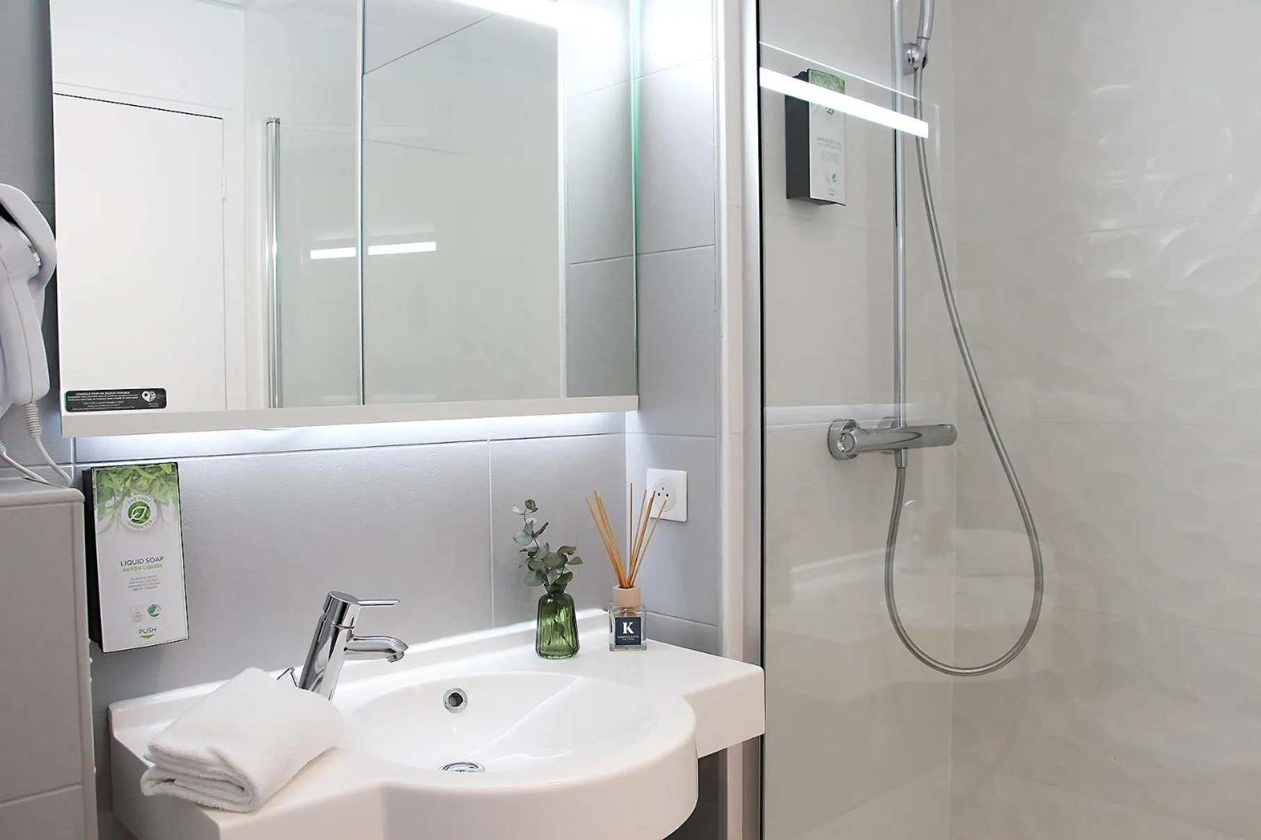 Shower in Hôtel Kyriad La Rochelle Centre Ville