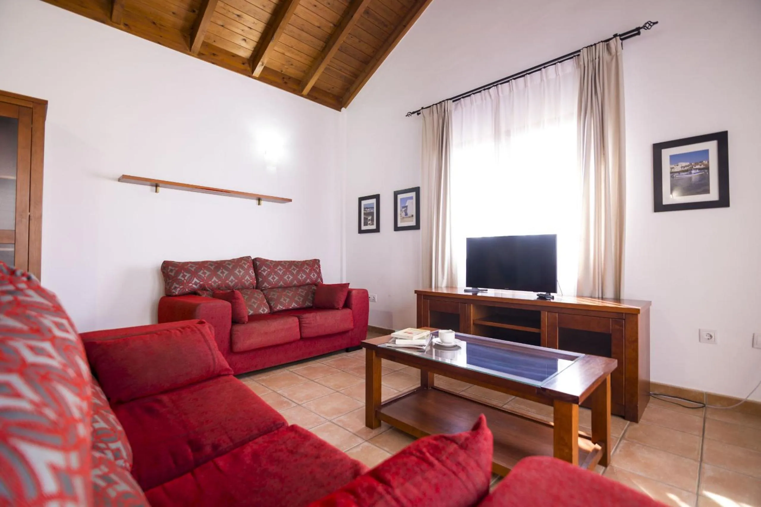 Communal lounge/ TV room in Villas & Apartamentos Tao Mazo