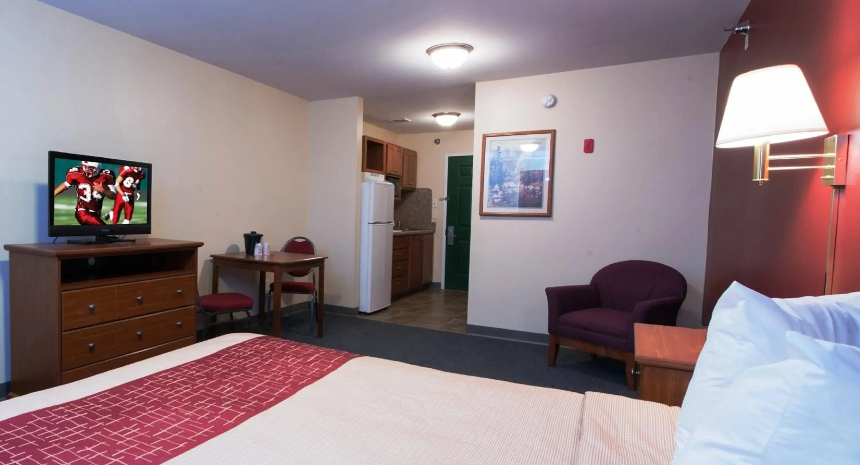 Suite King with Kitchen Disability Access Roll-In Shower Non-Smoking in Red Roof Inn & Suites Dickinson Suite King with Kitchen Disability Access Roll-In Shower Non-Smoking in Red Roof Inn & Suites Dickinson