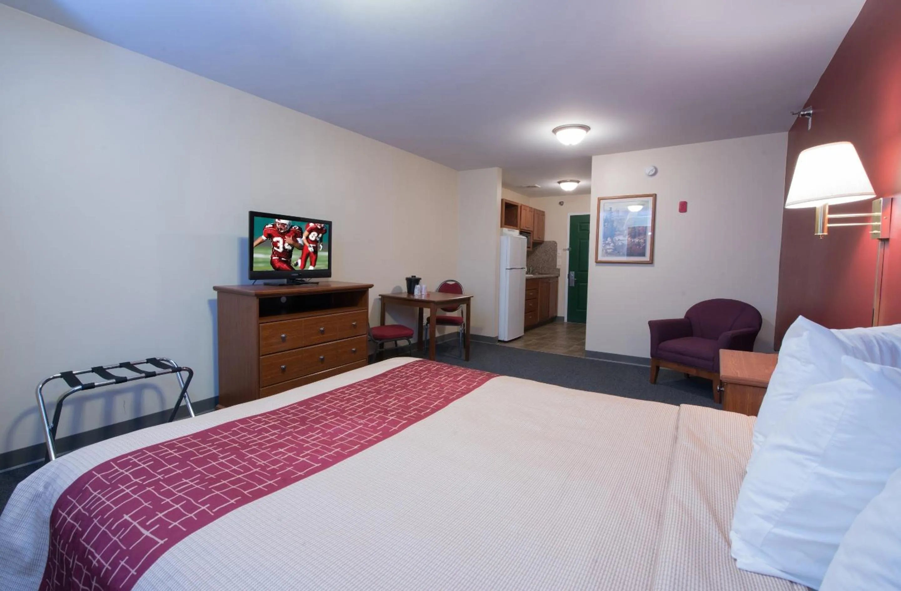 Photo of the whole room, Bed in Red Roof Inn & Suites Dickinson
