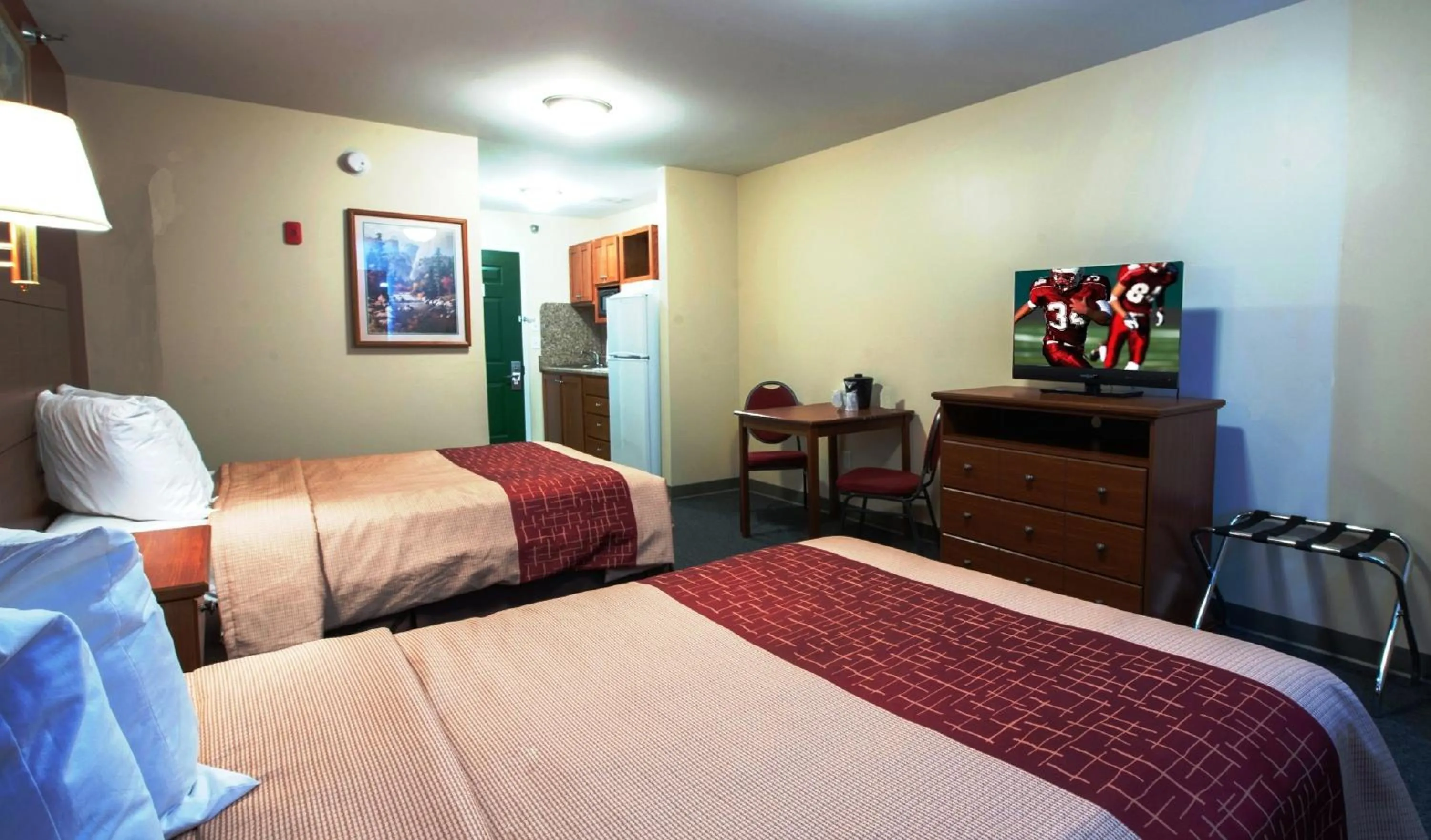 Photo of the whole room, Bed in Red Roof Inn & Suites Dickinson