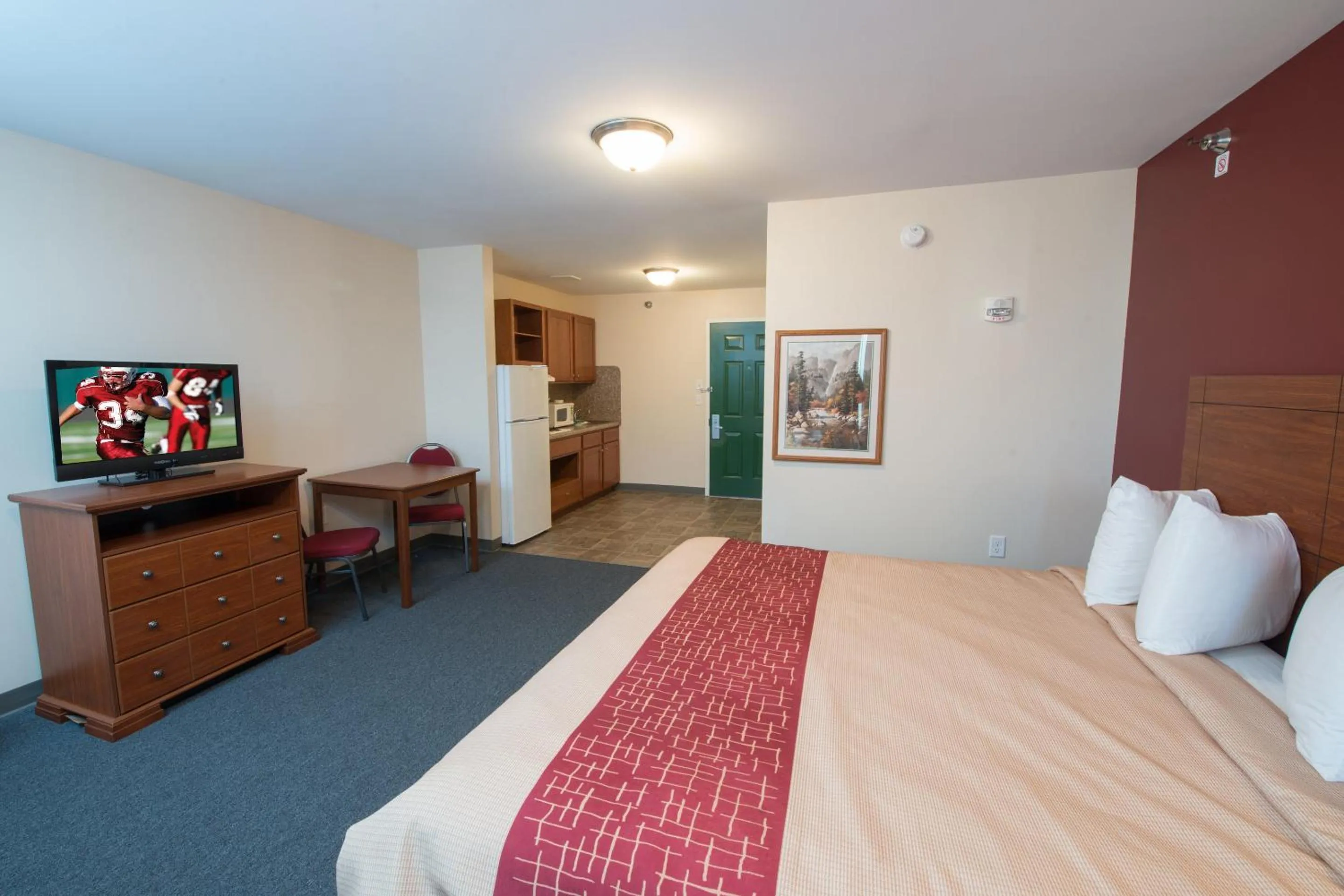 Photo of the whole room, Bed in Red Roof Inn & Suites Dickinson