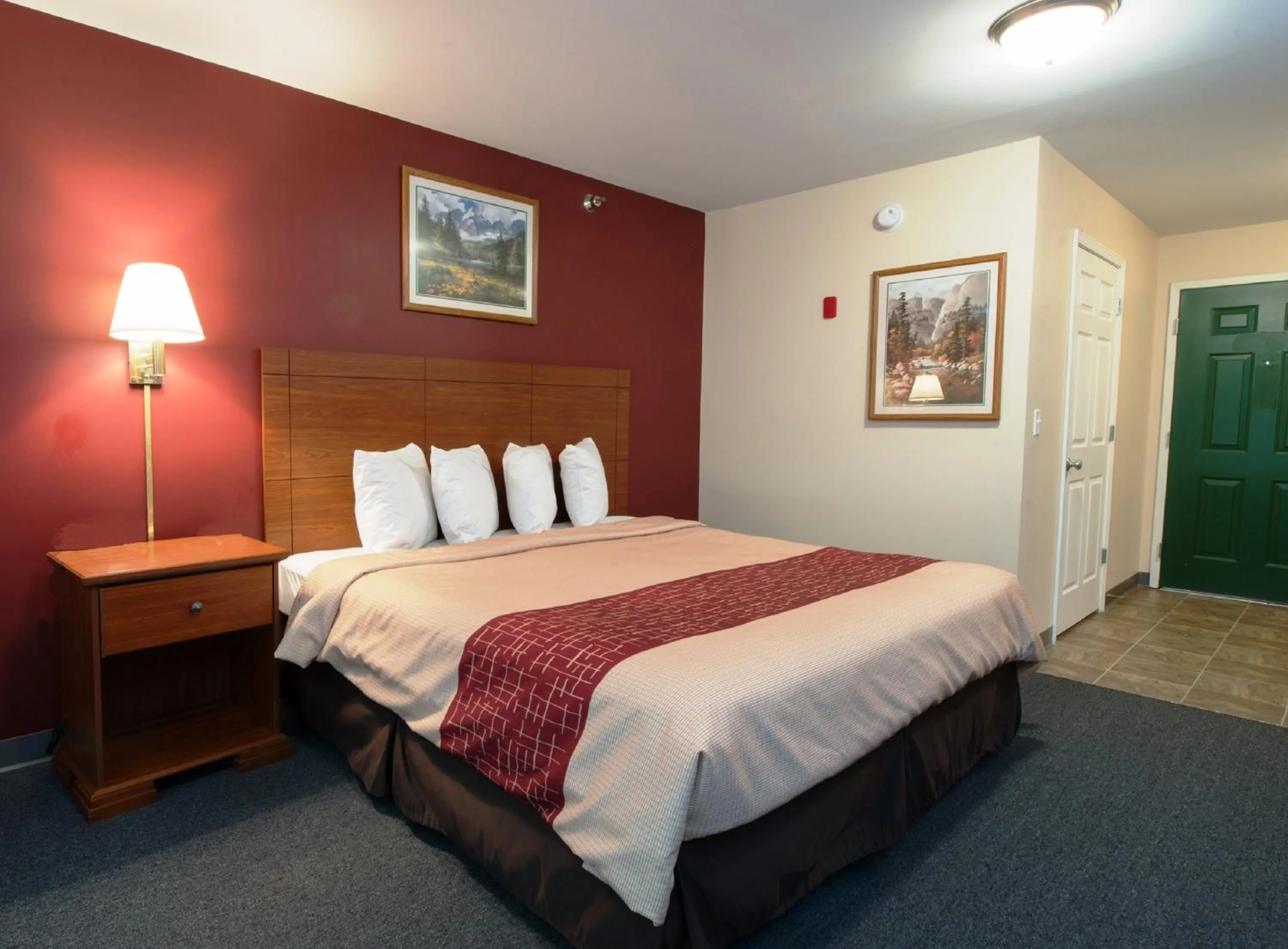 Photo of the whole room, Bed in Red Roof Inn & Suites Dickinson