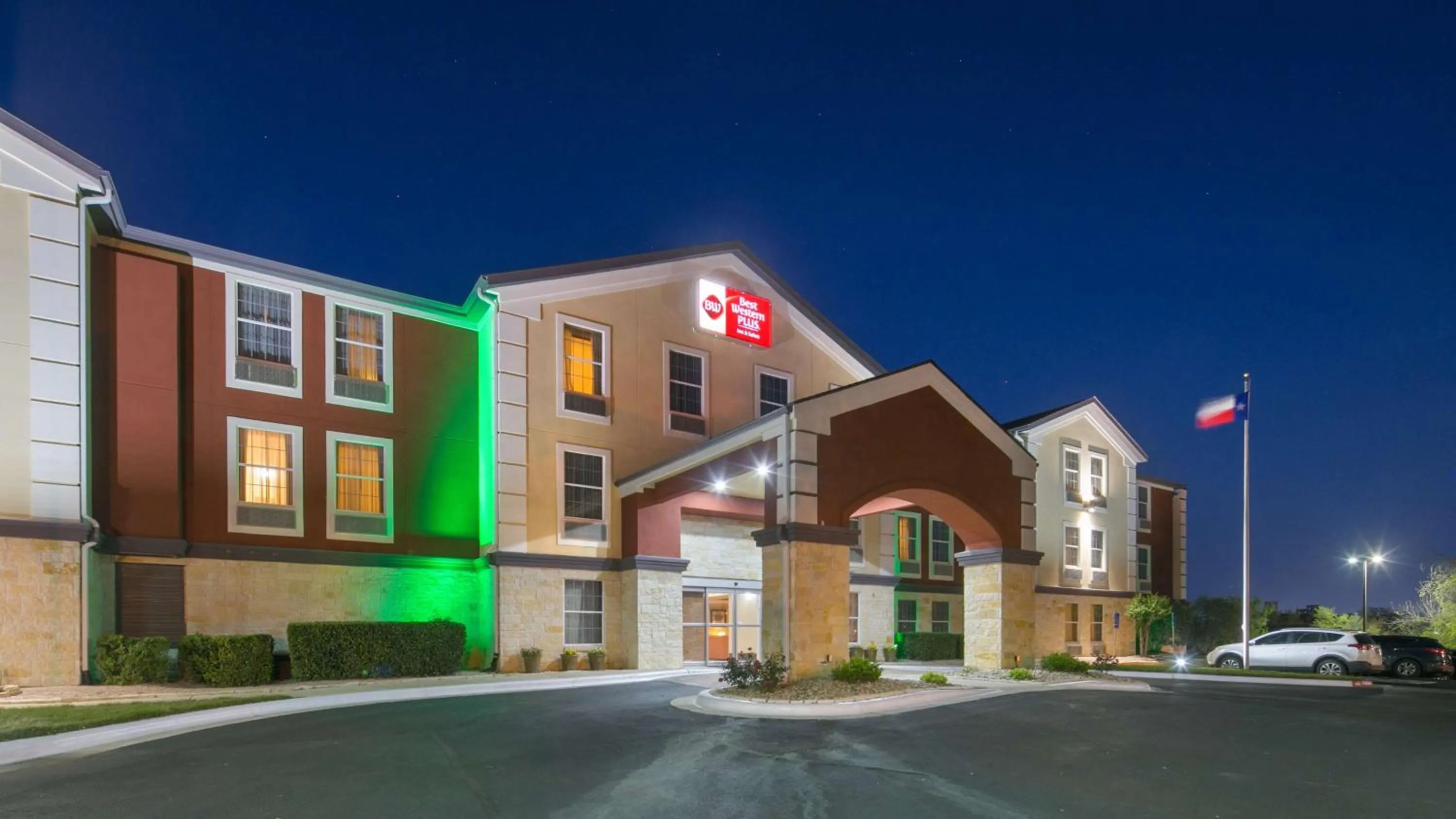 Property building in Best Western Plus Georgetown Inn & Suites