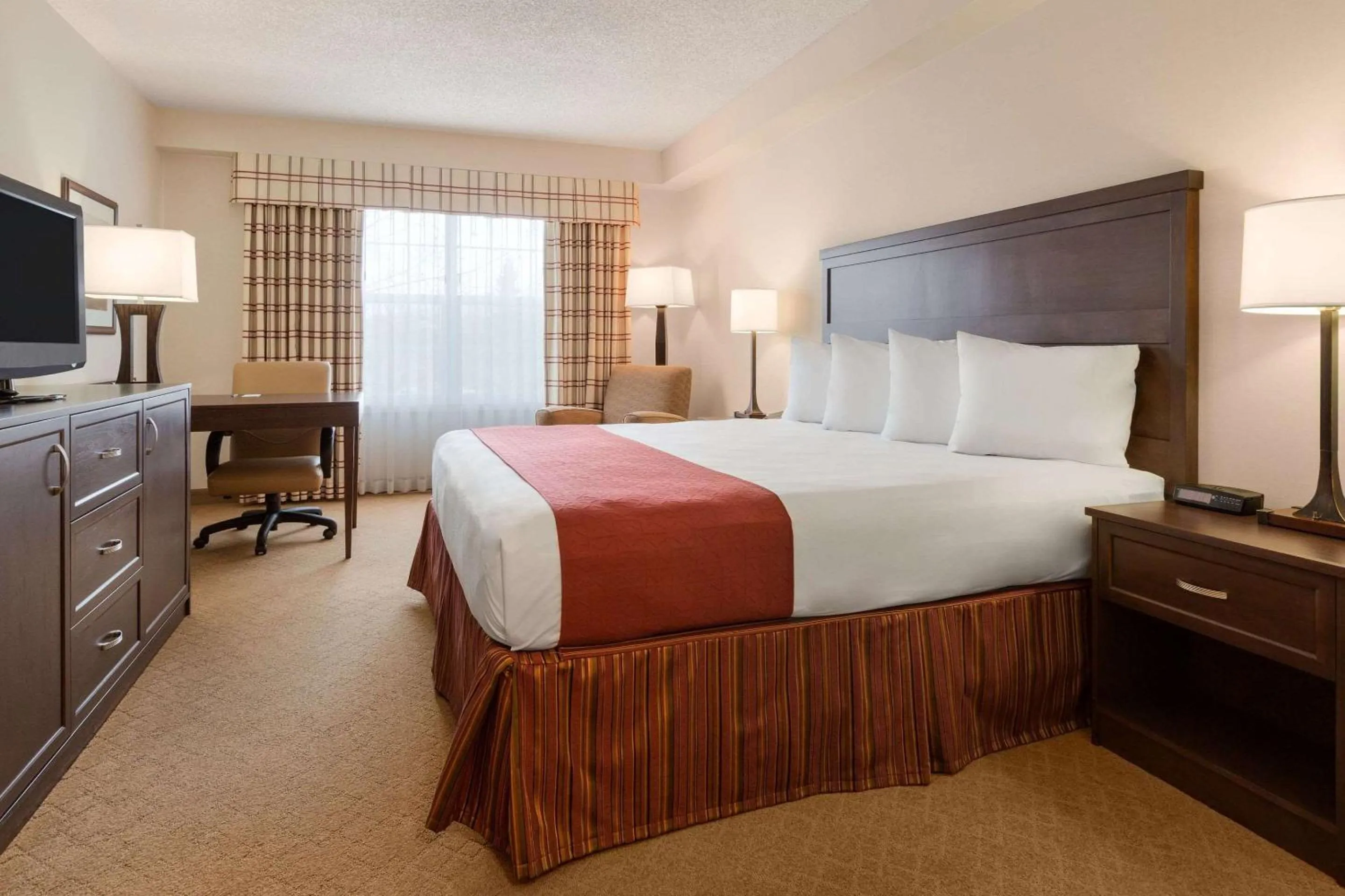 Bedroom, Bed in Country Inn & Suites by Radisson, Calgary-Northeast