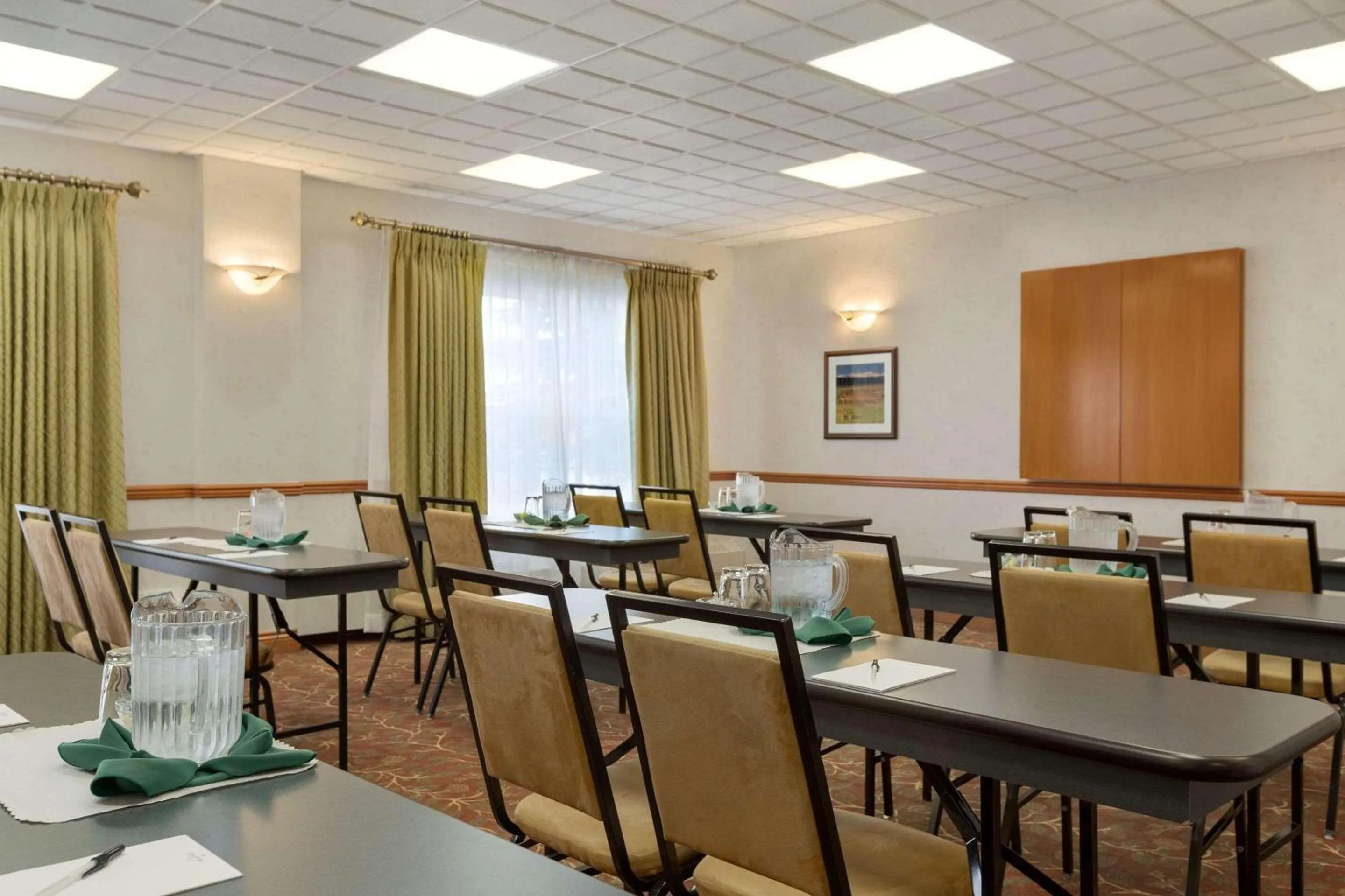 Meeting/conference room in Country Inn & Suites by Radisson, Calgary-Northeast