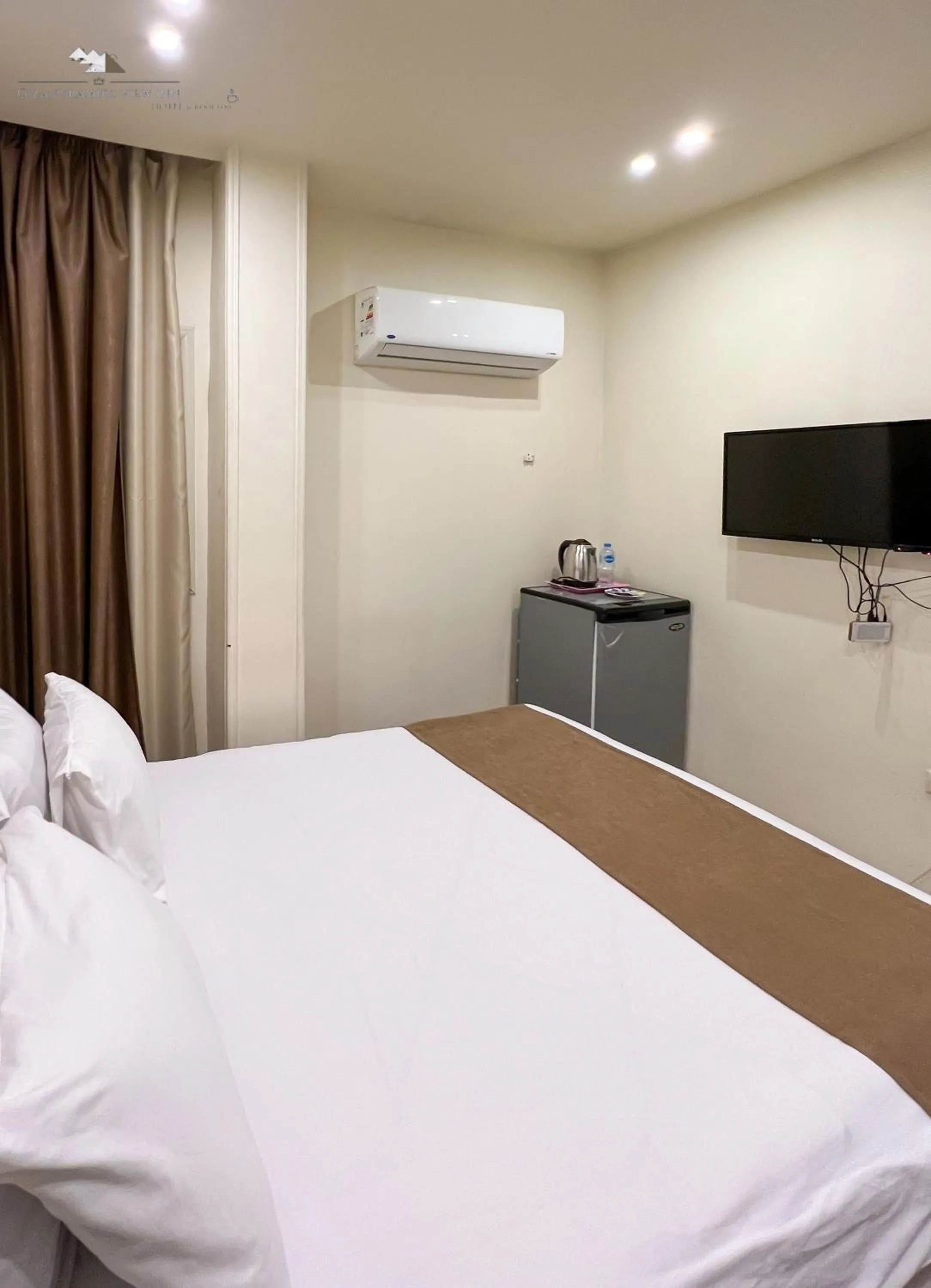 Communal lounge/ TV room, Bed in Giza Pyramids View Inn