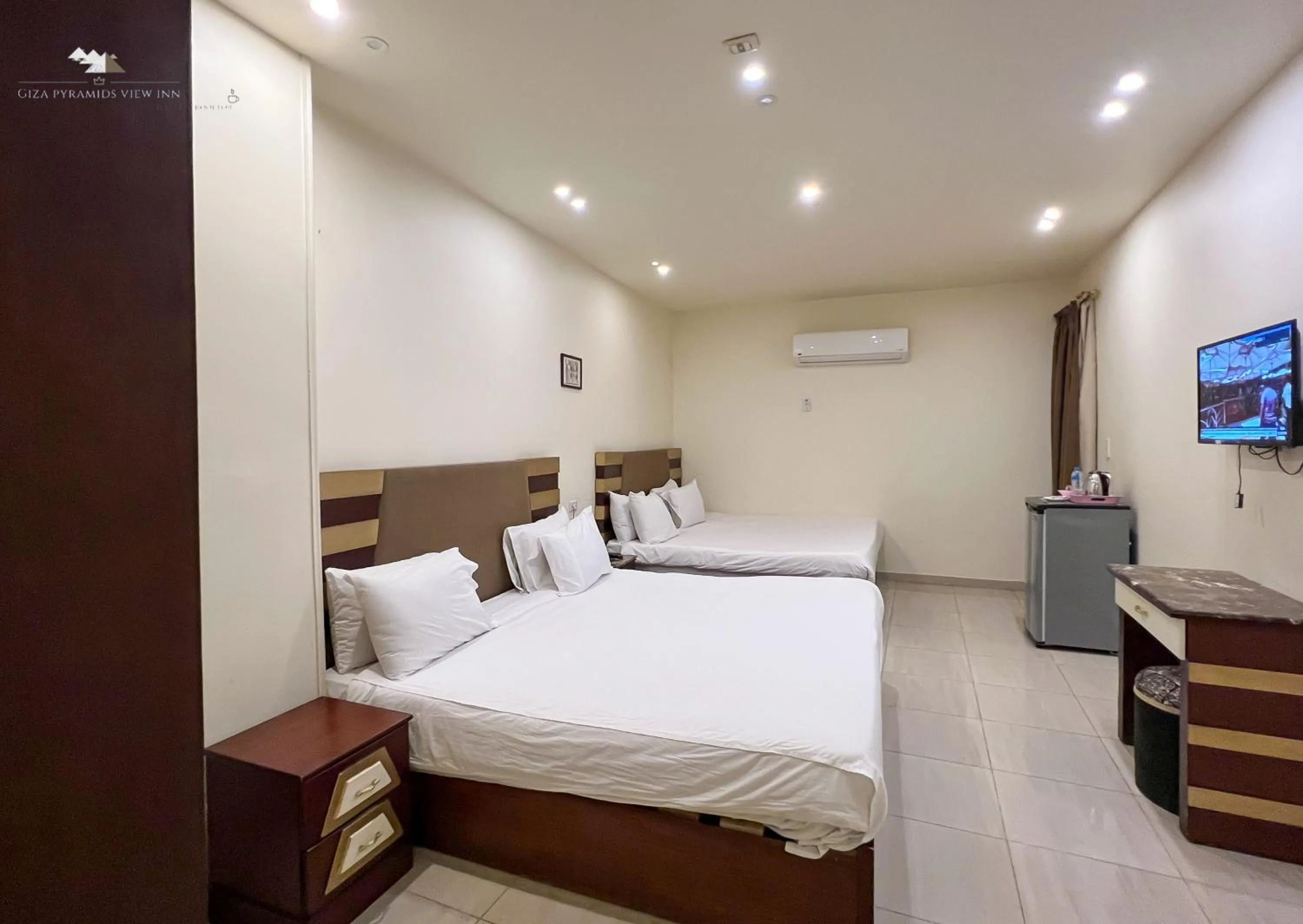 Communal lounge/ TV room, Bed in Giza Pyramids View Inn